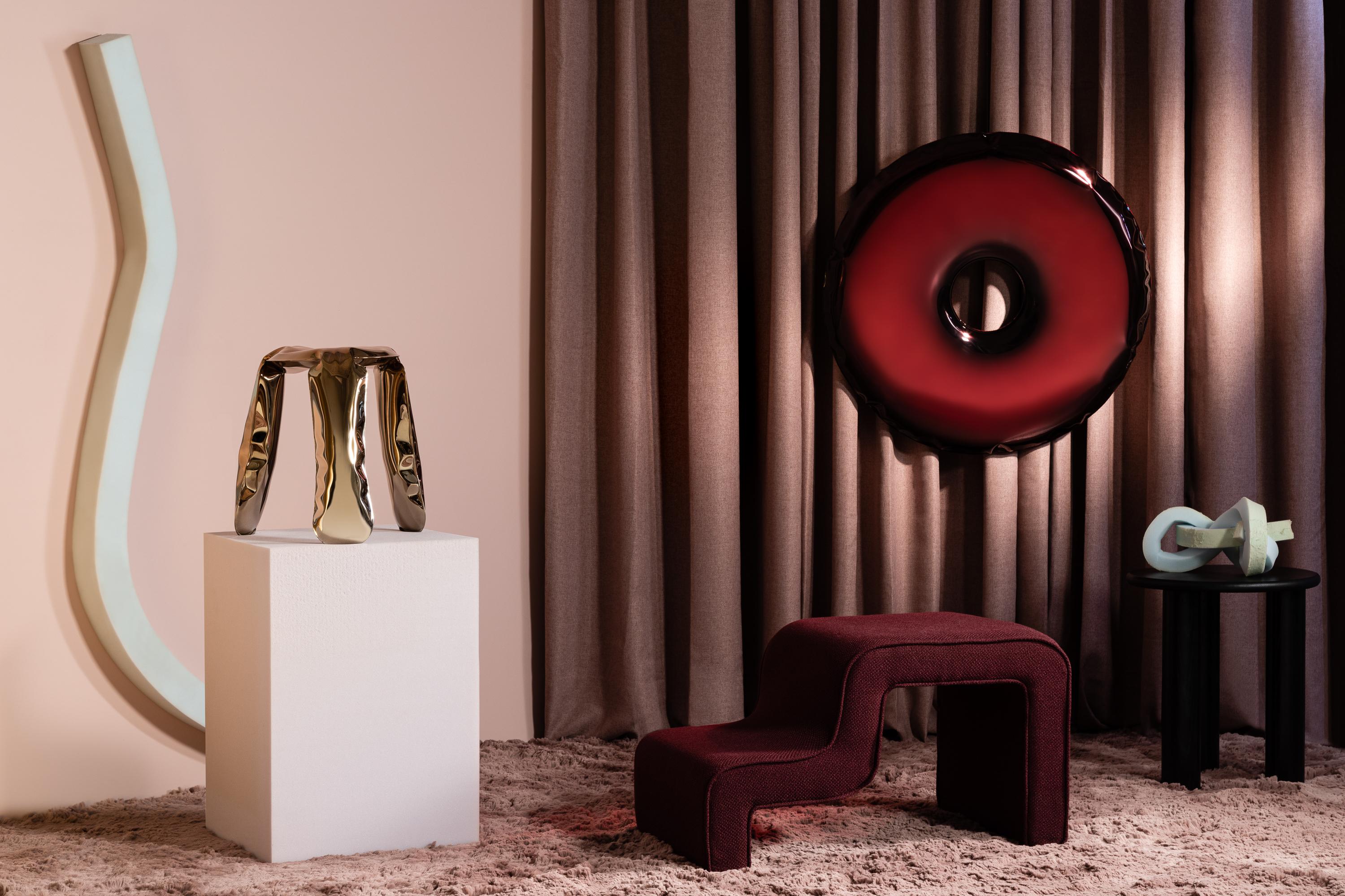 Poli Miroir contemporain 'Tafla C4', collection TRANSITIONS, rouge rubis, de Zieta en vente
