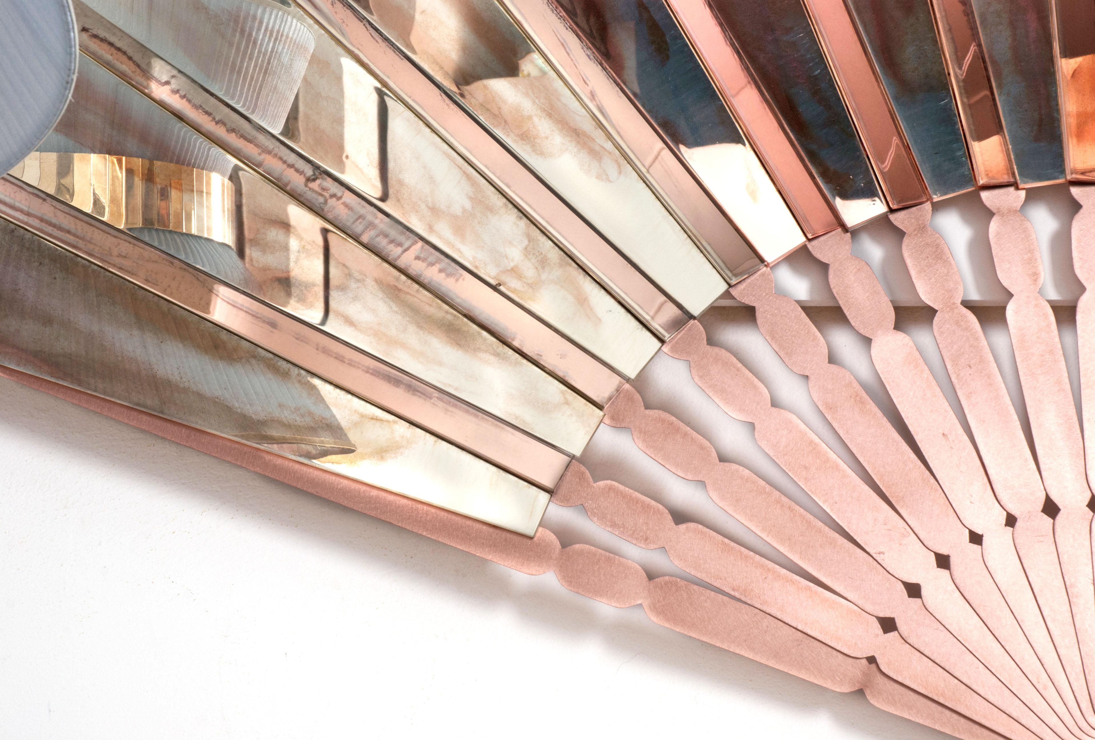 Miroir contemporain, éventail mural à trois dimensions, dalles en verre argenté, laiton en vente 1