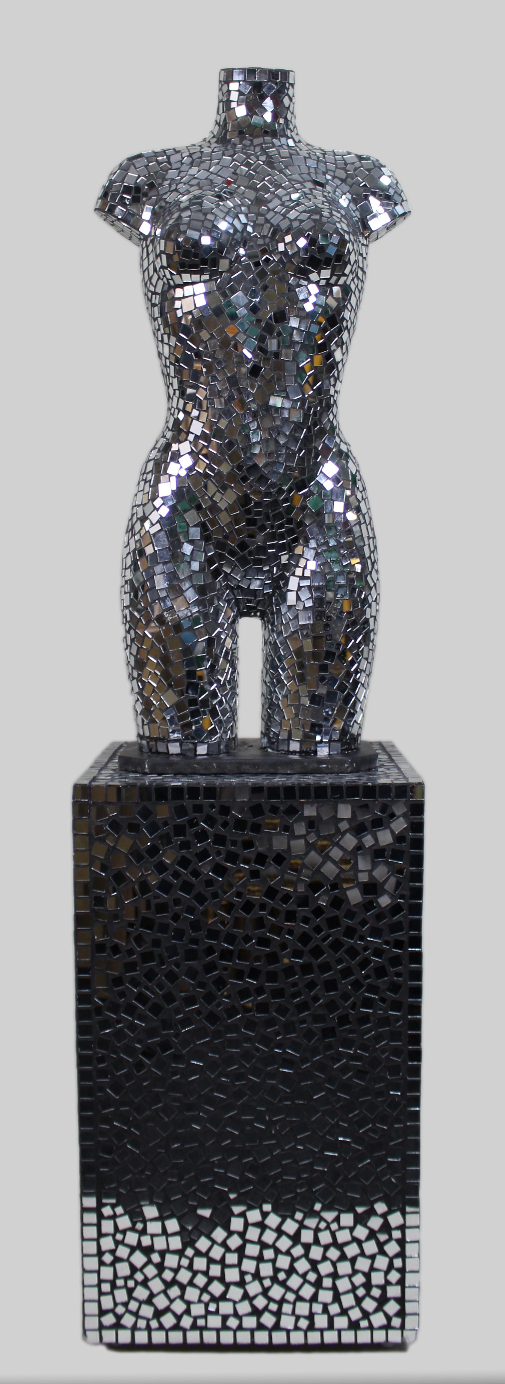 Escultura contemporánea de torso femenino en mosaico espejado sobre zócalo

Descripción:
Escultura contemporánea de torso femenino, dramática y muy decorativa, realizada en mosaico de azulejos espejados. La forma escultural está recubierta de