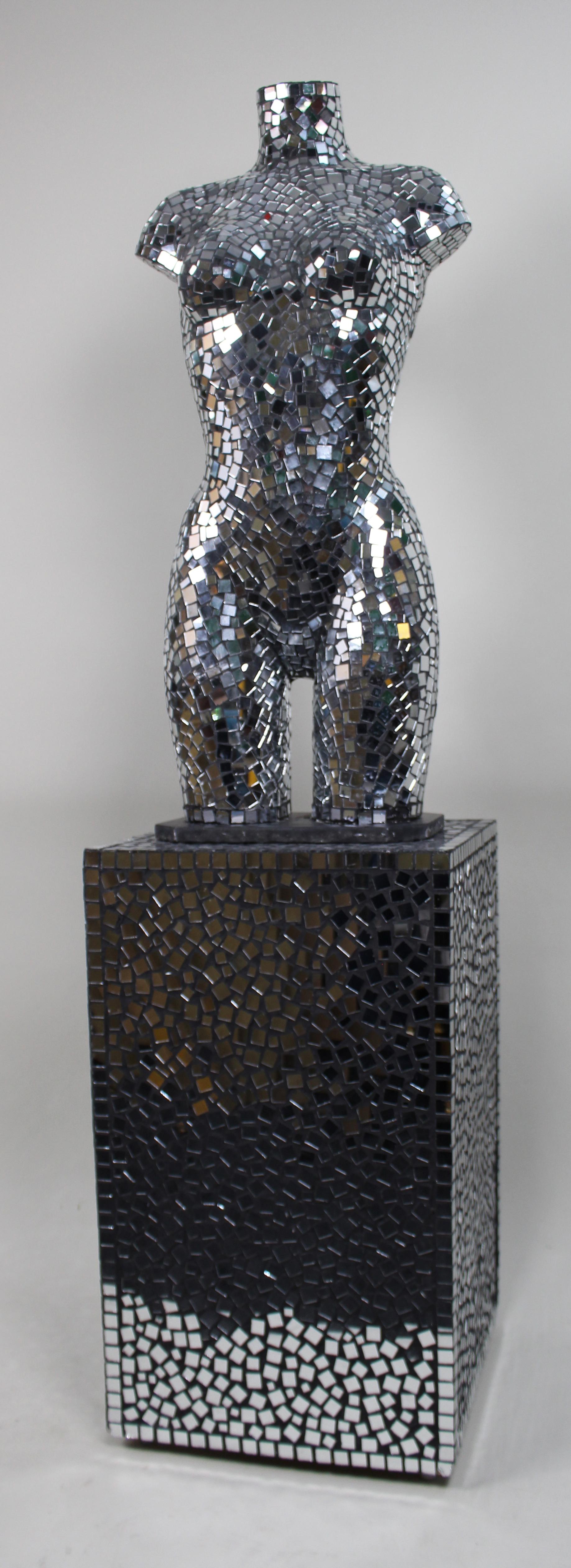 Escultura contemporánea de torso femenino en mosaico espejado sobre zócalo en Bueno estado para la venta en Worcester, GB