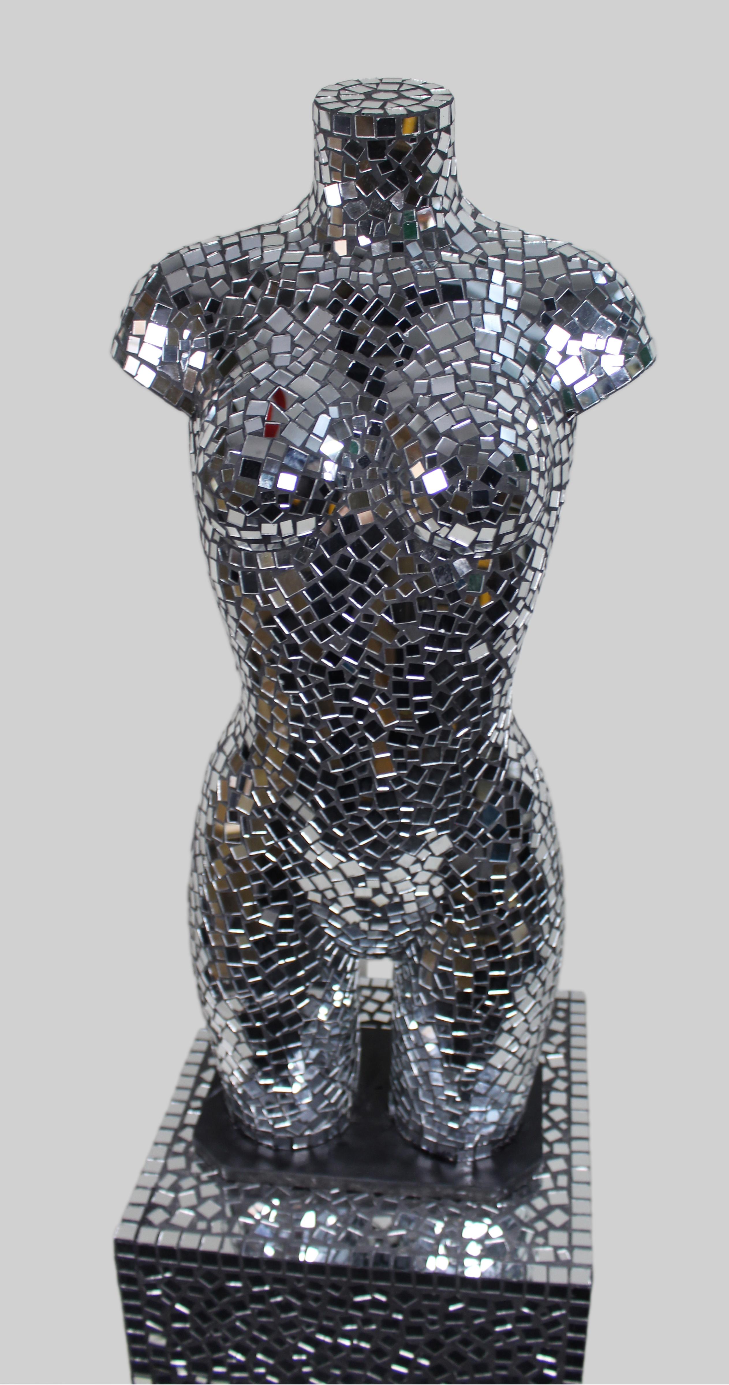 Escultura contemporánea de torso femenino en mosaico espejado sobre zócalo Siglo XXI y contemporáneo en venta