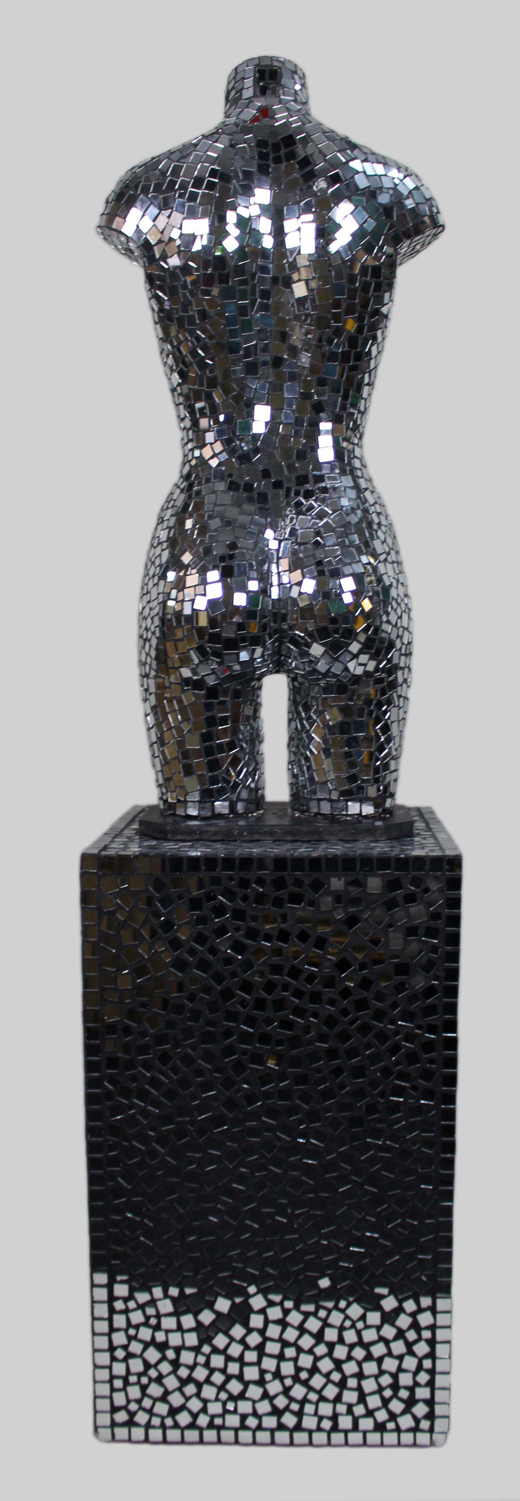 Escultura contemporánea de torso femenino en mosaico espejado sobre zócalo Espejo en venta