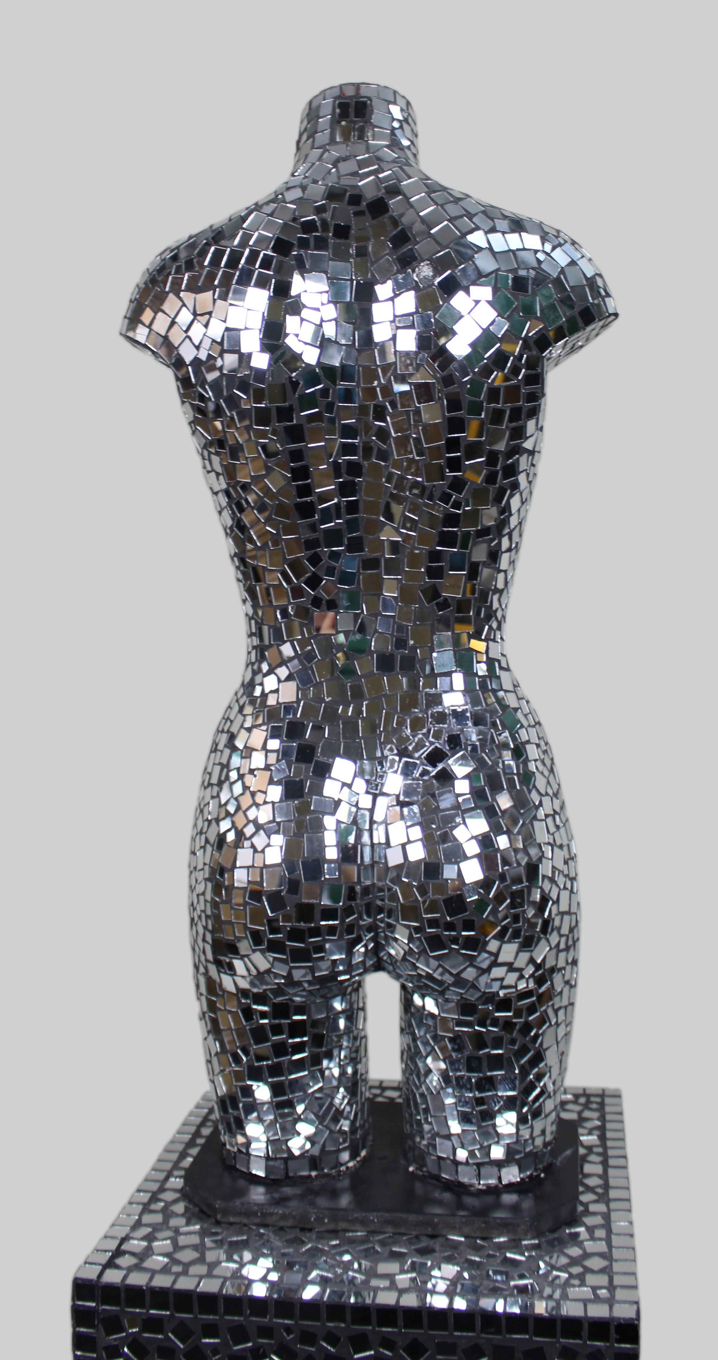Escultura contemporánea de torso femenino en mosaico espejado sobre zócalo en venta 1