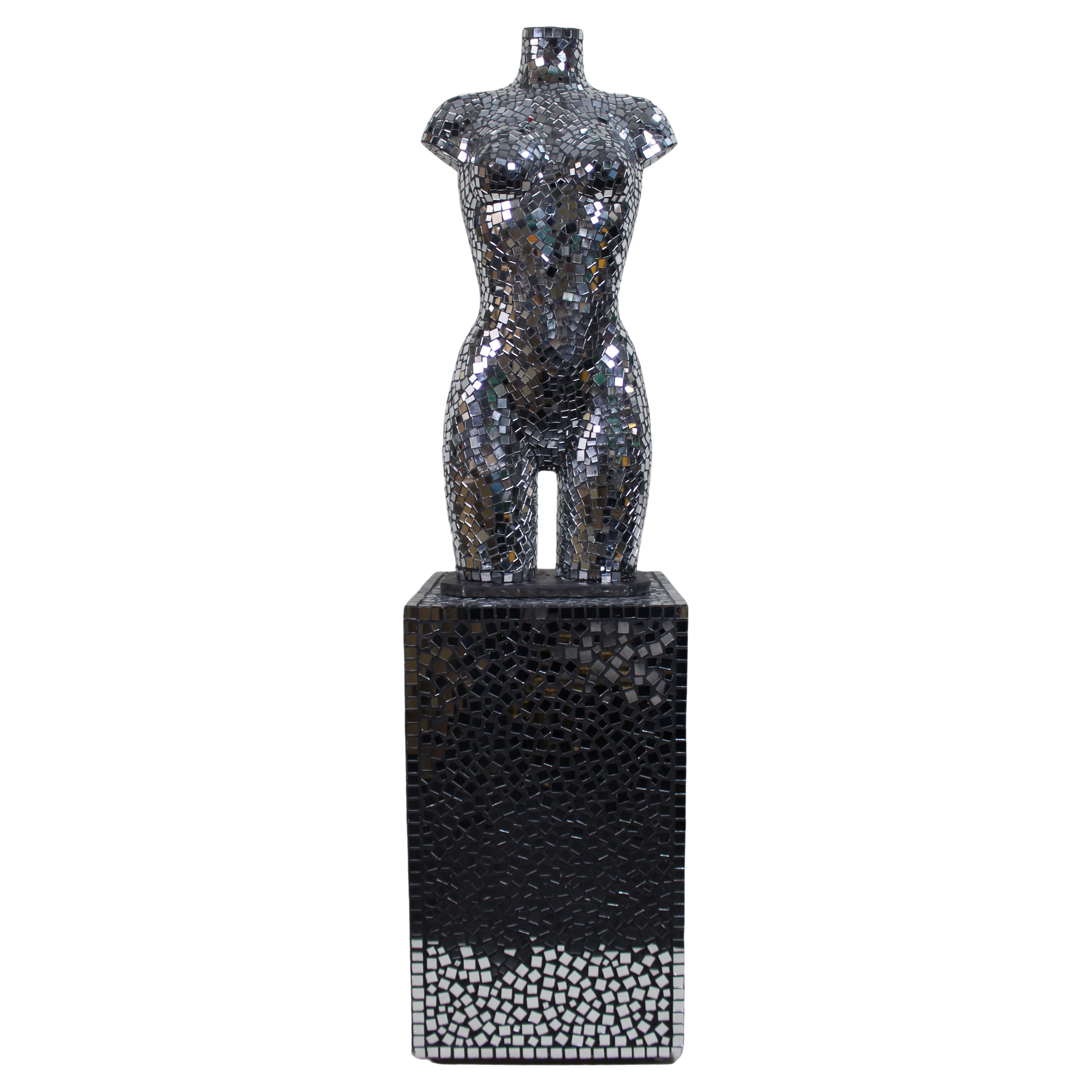 Scultura contemporanea di torso femminile in mosaico specchiato su zoccolo