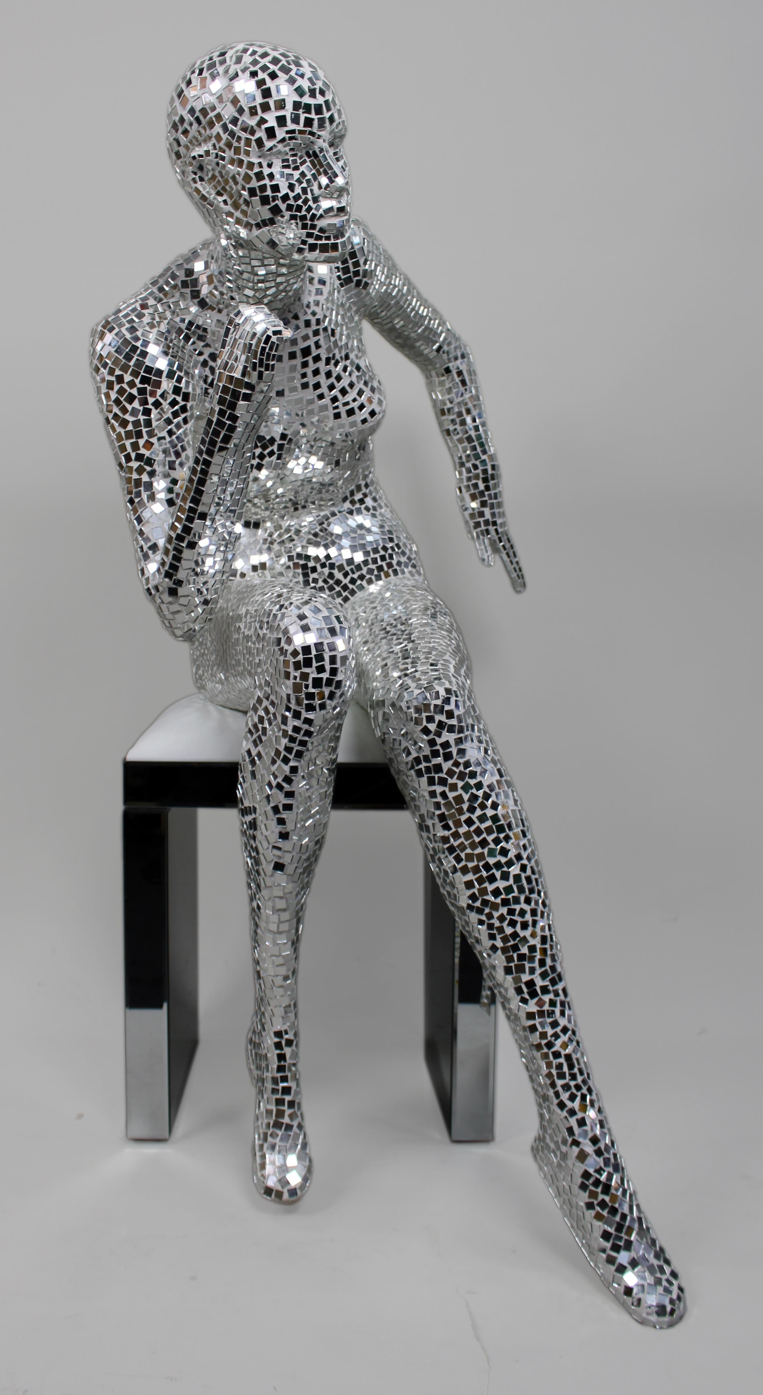 Scultura femminile contemporanea seduta in mosaico specchiato, 114 cm

Un'affascinante scultura contemporanea di grandi dimensioni raffigurante una figura femminile seduta, interamente rivestita di tessere di mosaico a specchio riflettenti. La