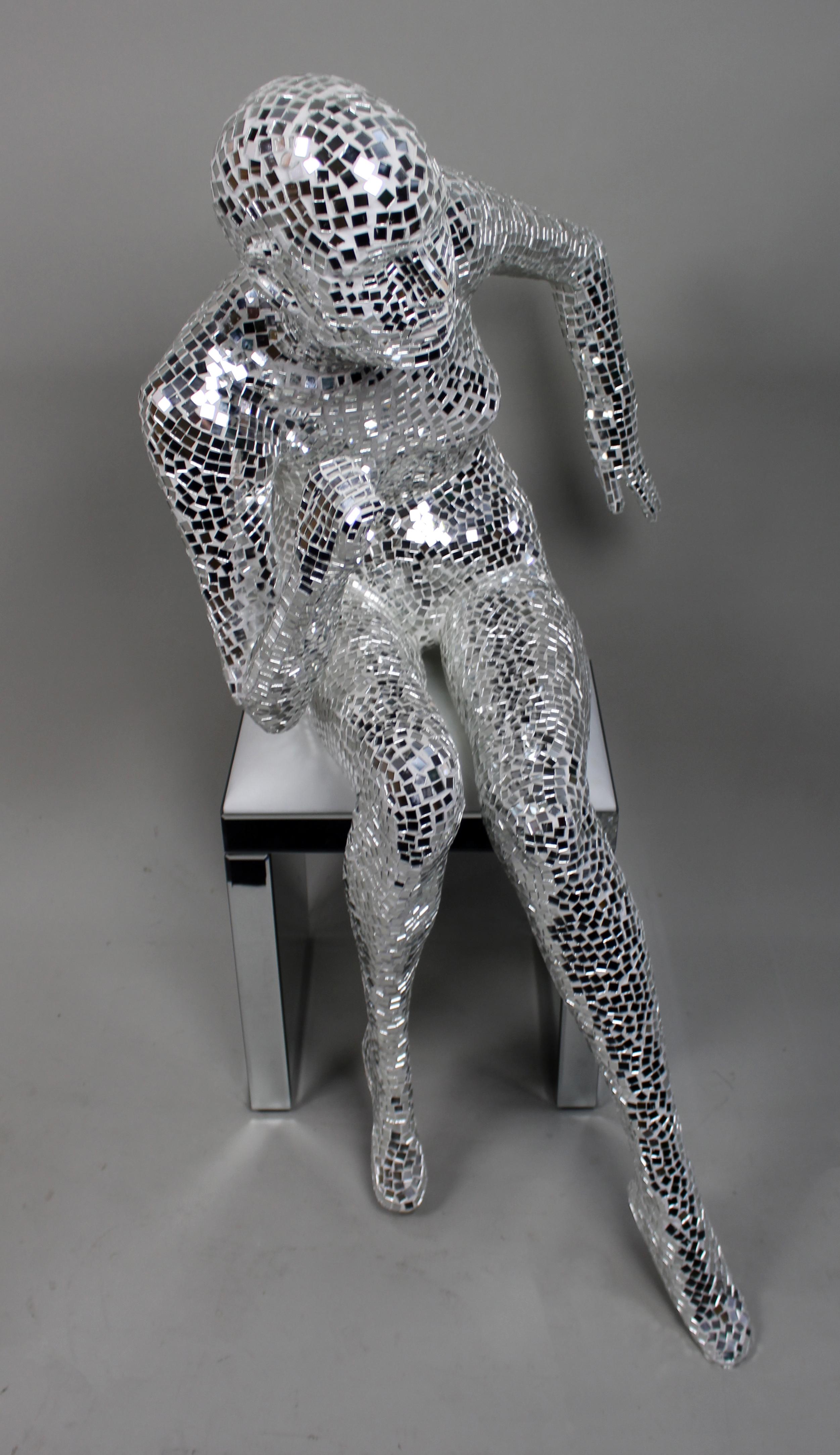 Scultura femminile contemporanea seduta in mosaico specchiato In condizioni buone in vendita a Worcester, GB