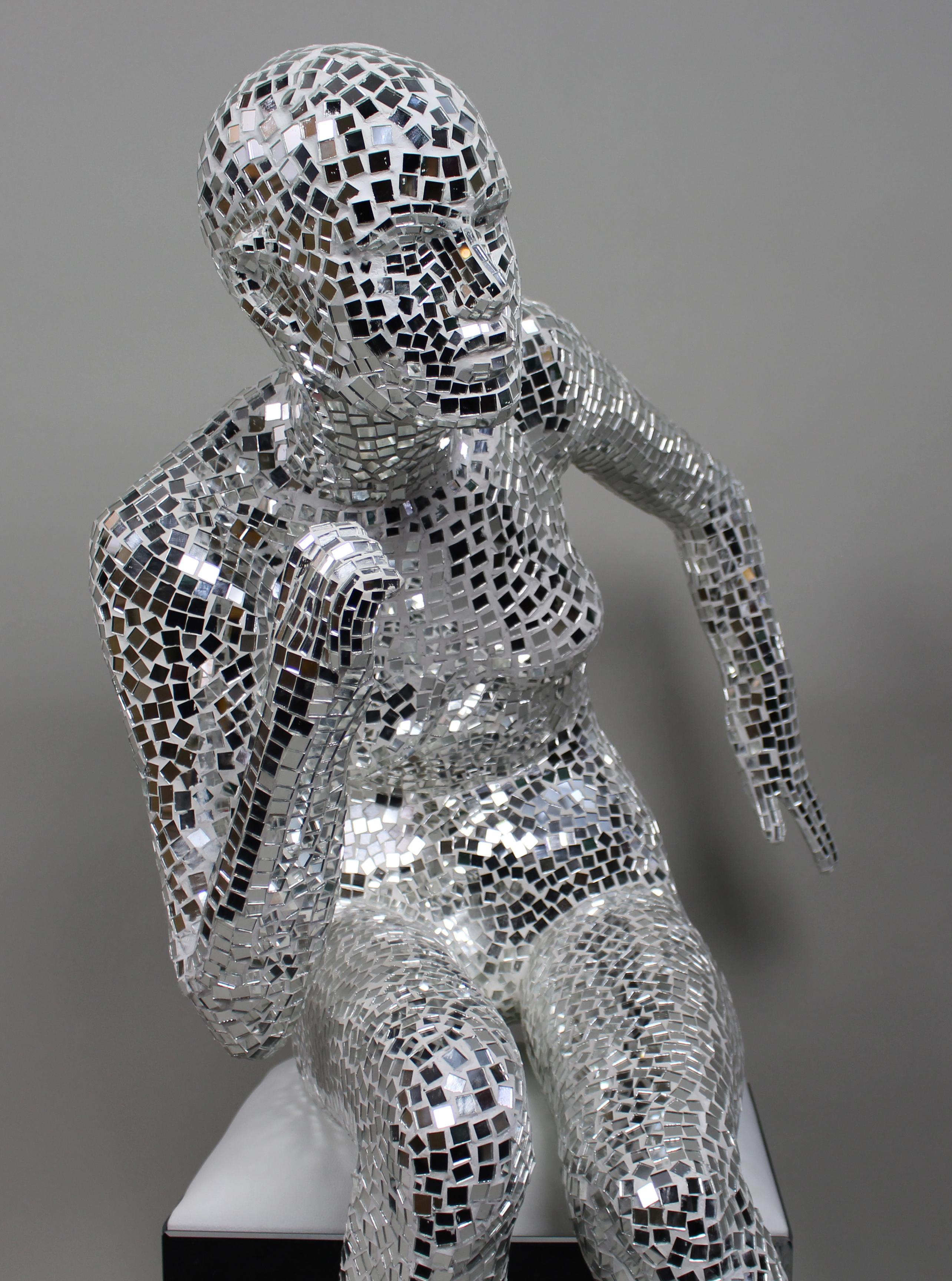 Specchio Scultura femminile contemporanea seduta in mosaico specchiato in vendita