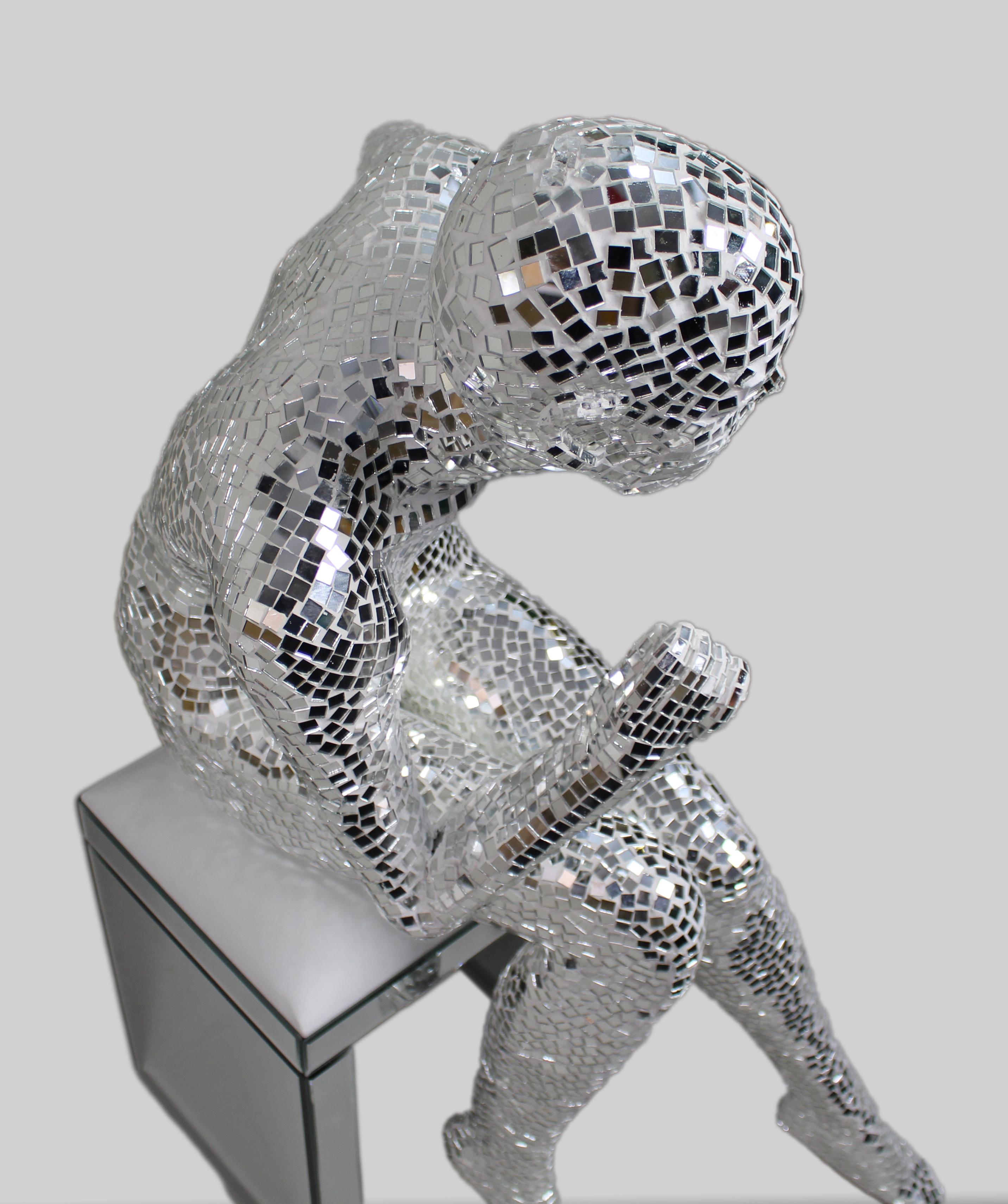 Scultura femminile contemporanea seduta in mosaico specchiato in vendita 1