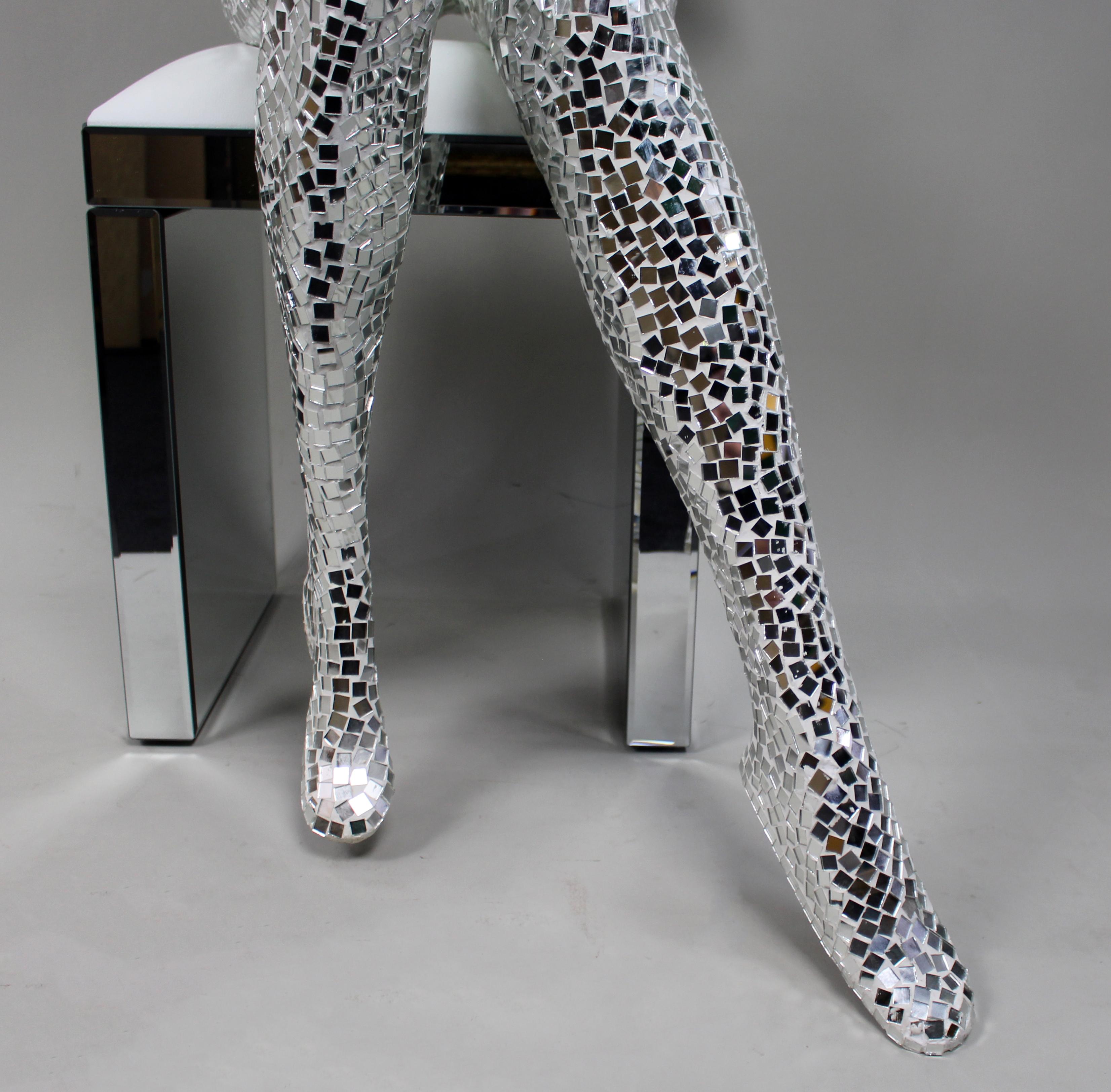 Scultura femminile contemporanea seduta in mosaico specchiato in vendita 2