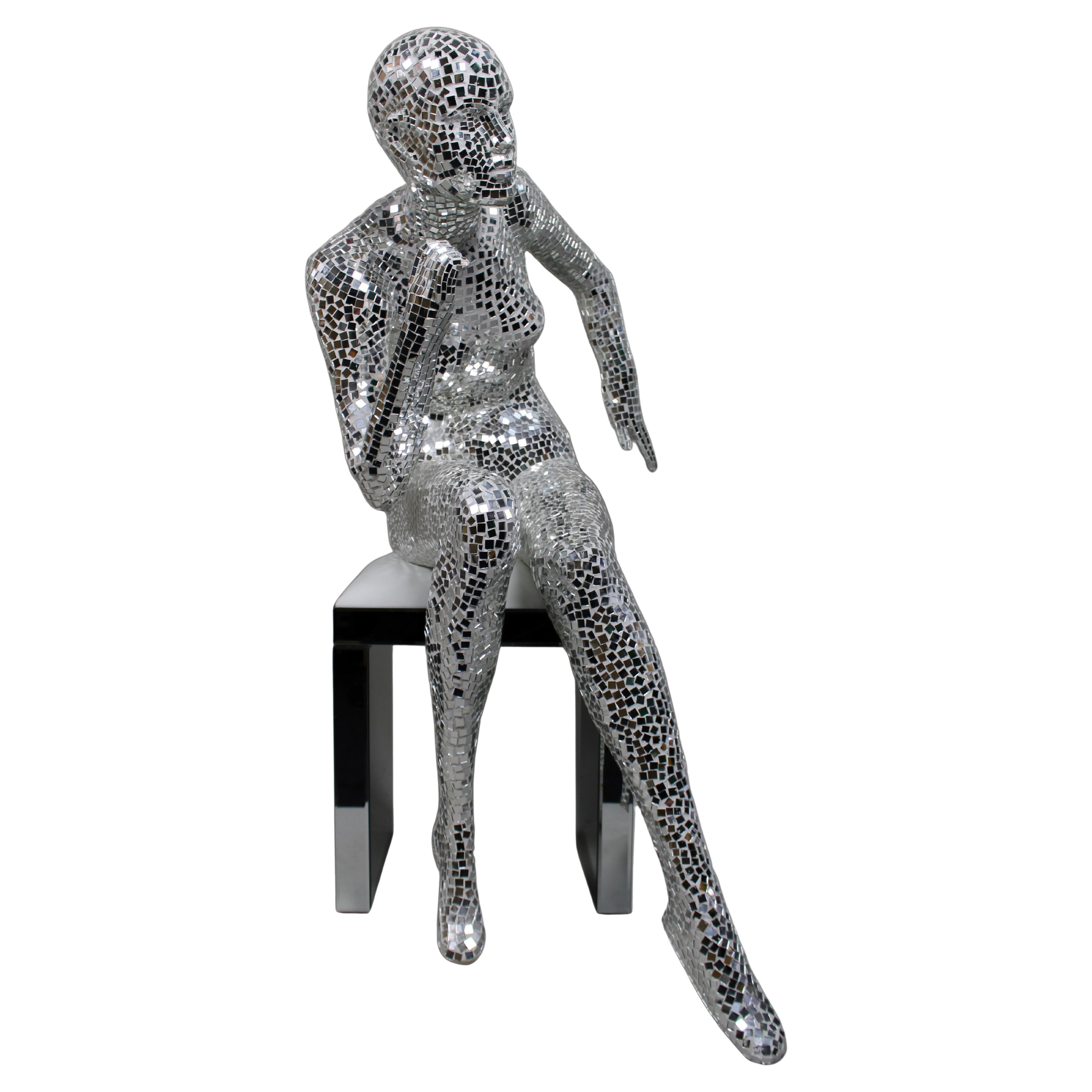 Scultura femminile contemporanea seduta in mosaico specchiato in vendita
