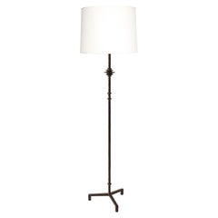 Lampada da terra Mittis di Benediko, bronzo in gesso, paralume in seta ecru