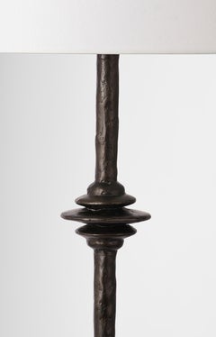 Mittis Stehleuchte von Benediko, Bronzegips, weißer Lampenschirm
