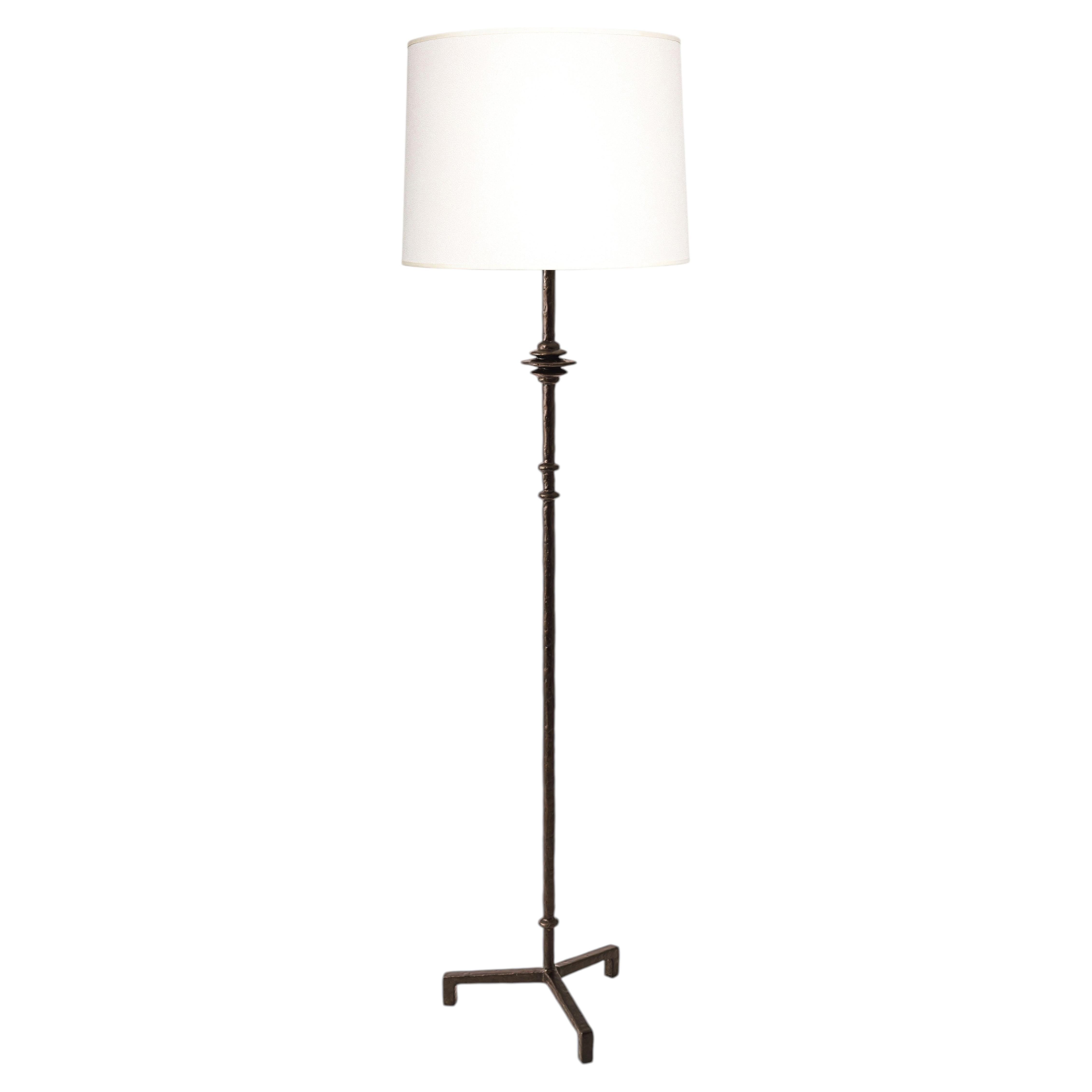 Lampada da terra Mittis di Benediko, bronzo, paralume bianco