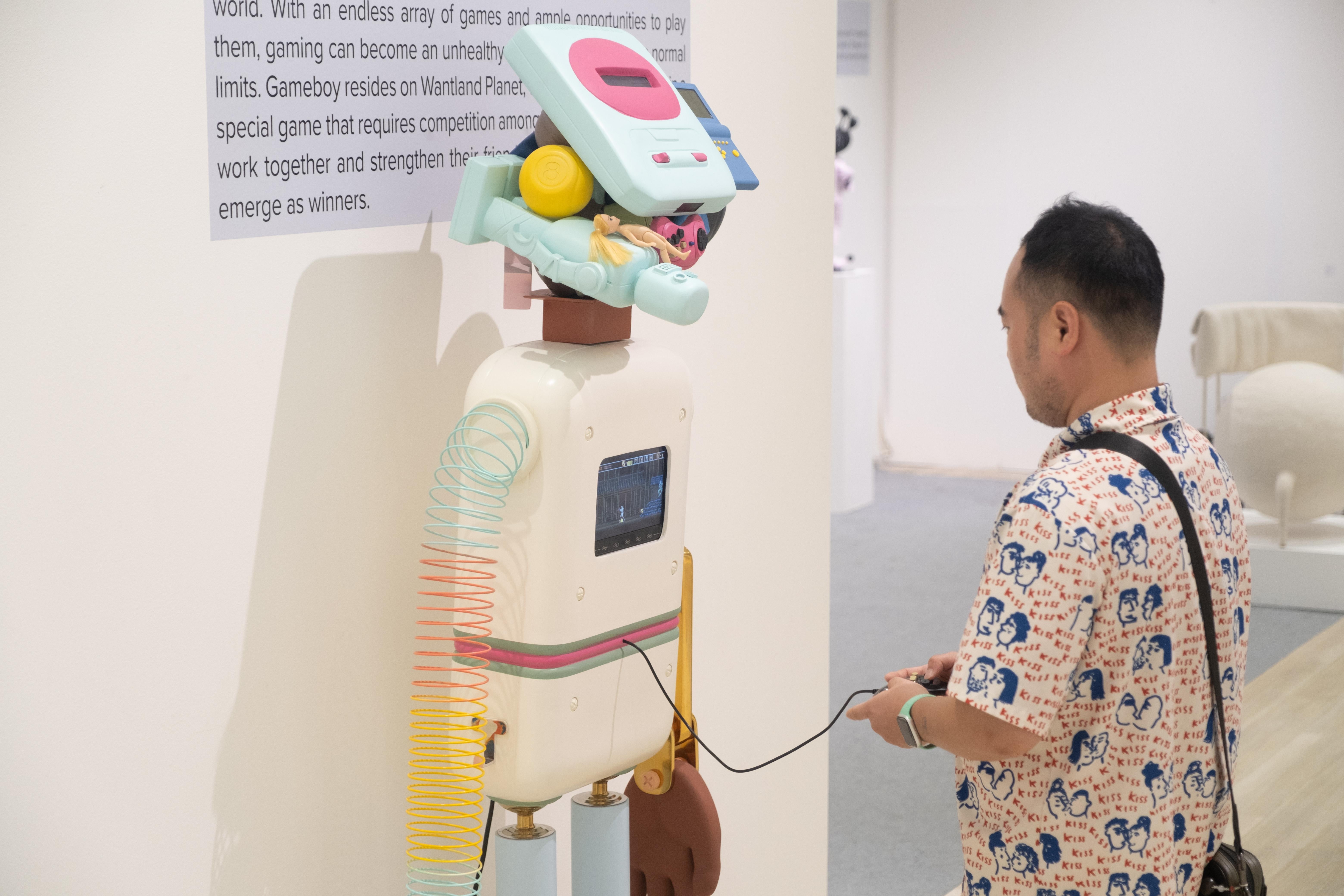 XXI secolo e contemporaneo Scultura contemporanea a tecnica mista in edizione limitata Gameboy di Taras Yoom in vendita
