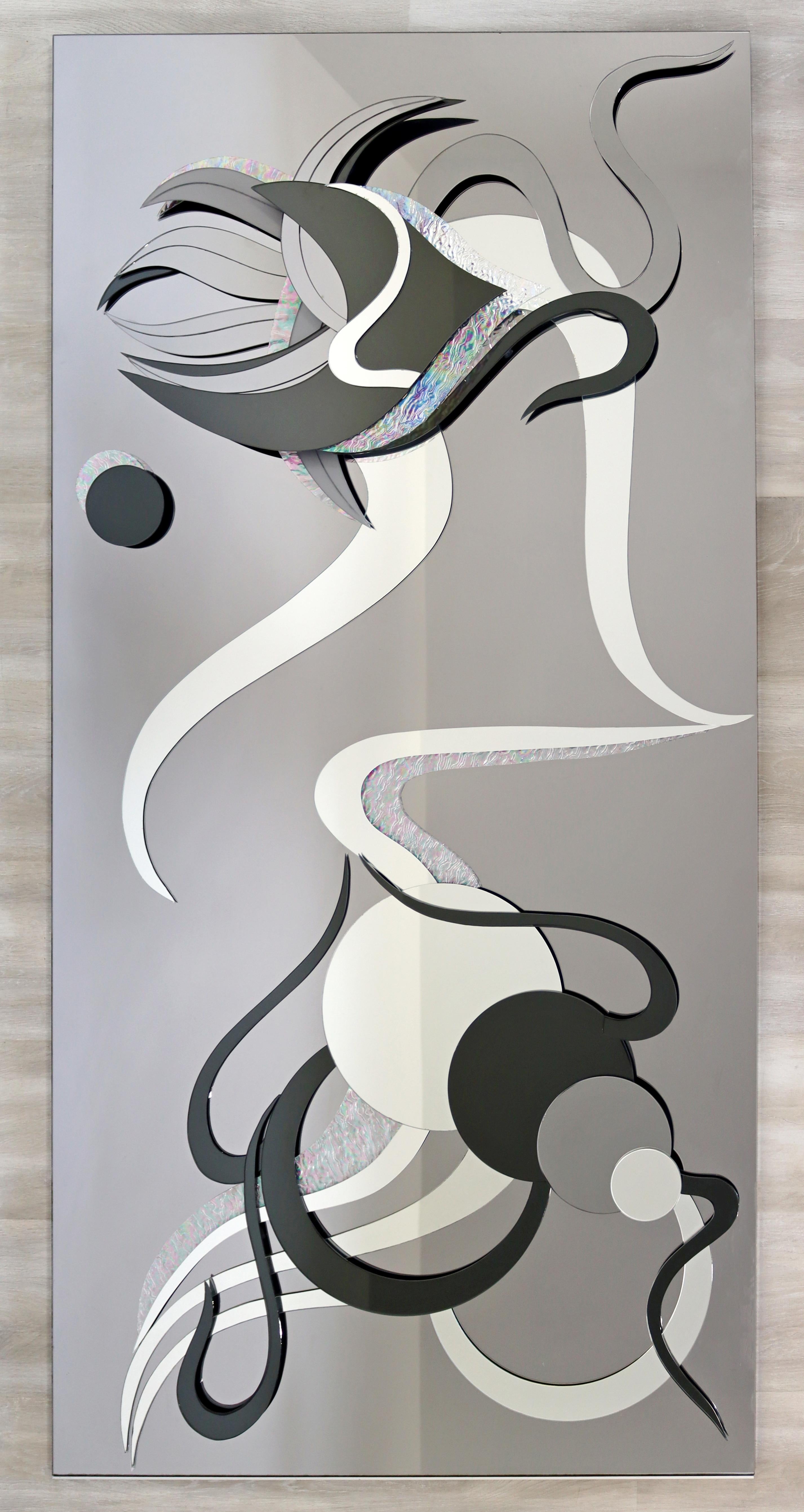 For your consideration is a fabulous, rectangular wall mirror, with an abstract art design, circa the 1980s. In excellent vintage condition. The dimensions are 30
