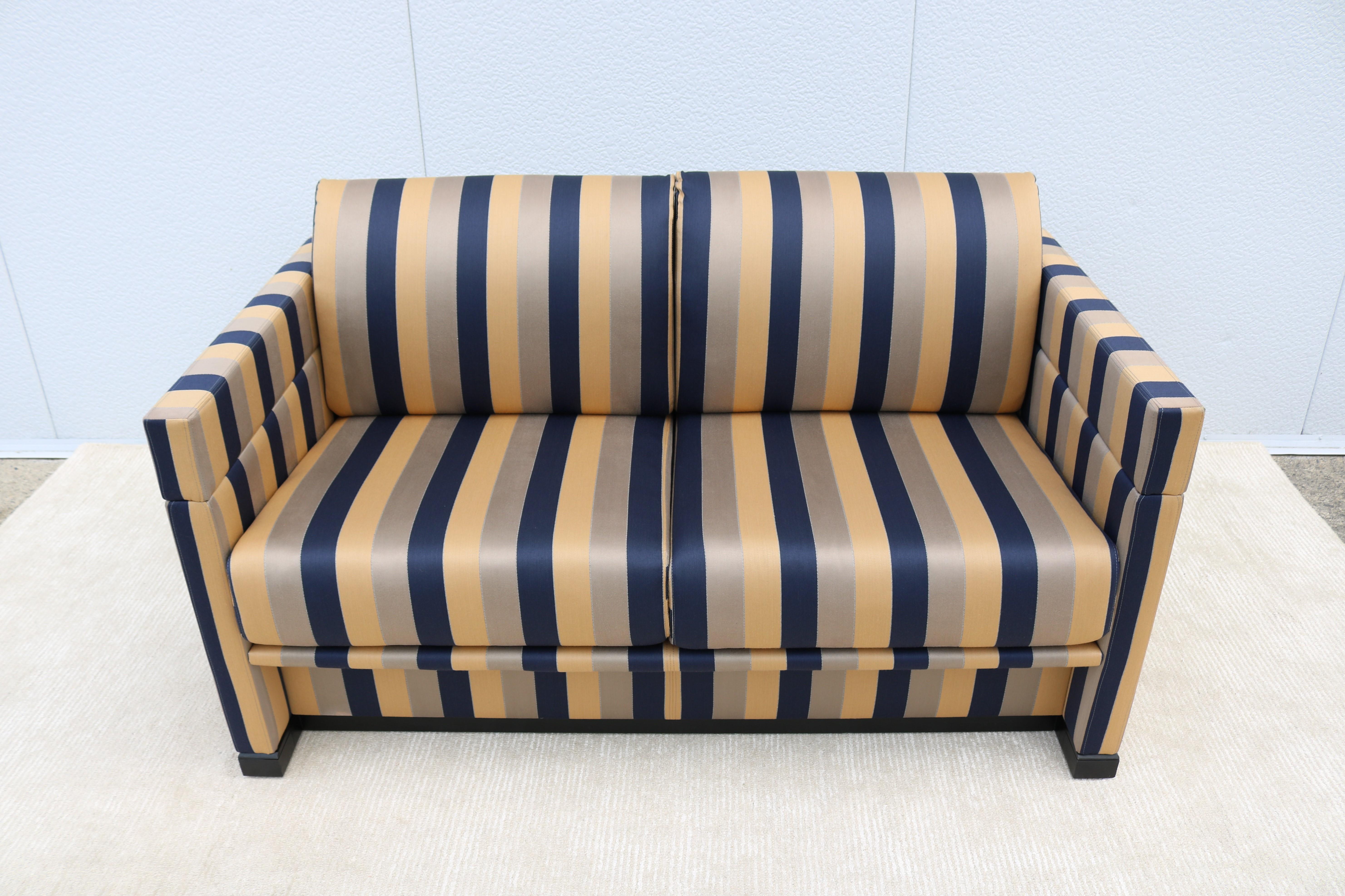 Il favoloso divano classico a due posti Garrett offre un design contemporaneo e senza tempo che lo rende naturale in una serie di applicazioni, 
Realizzato con materiali e lavorazioni di altissima qualità, 
Il design elegante e raffinato si abbina