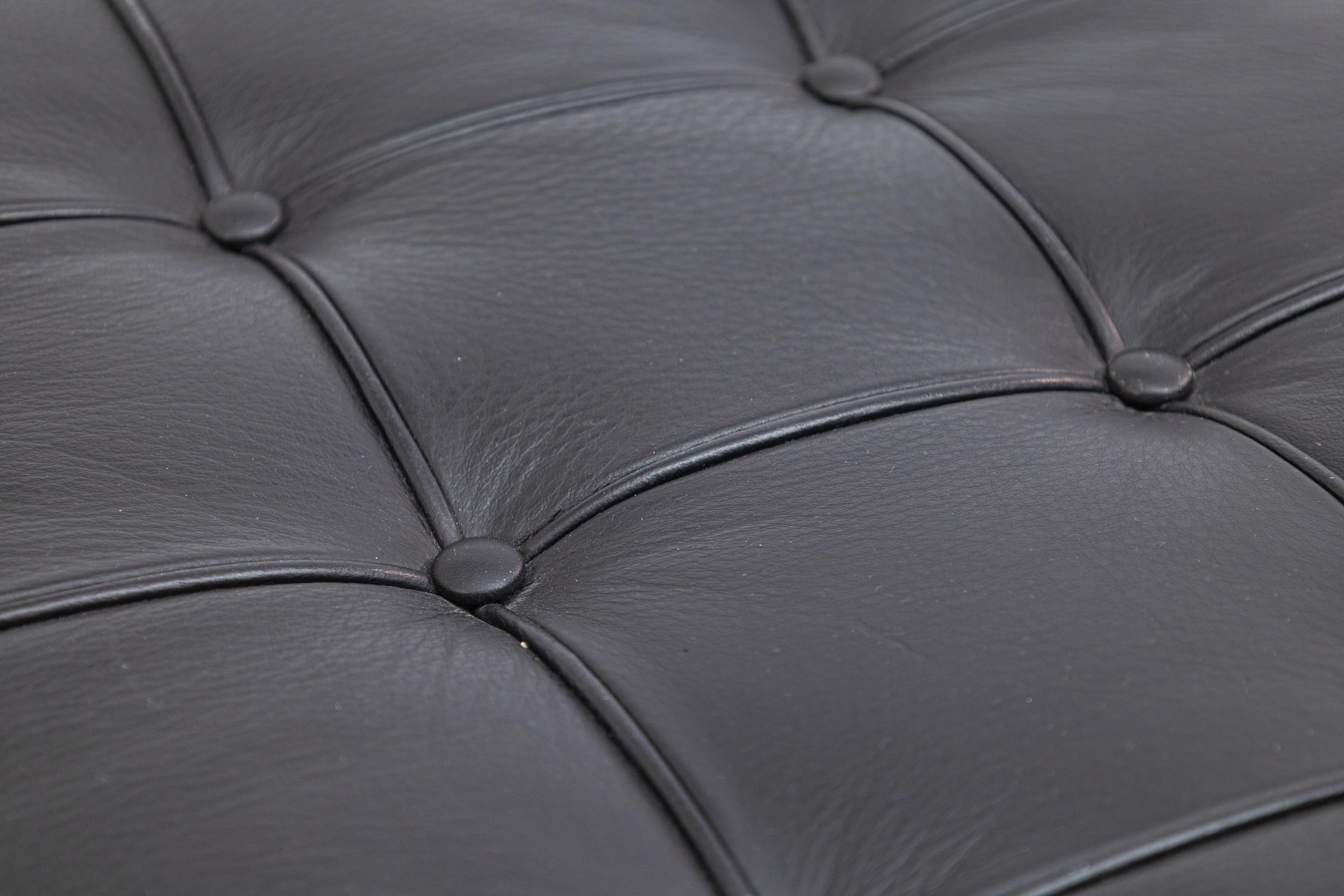Moderno Pouf ottomano moderno in stile Barcellona in pelle nera e cromo in vendita