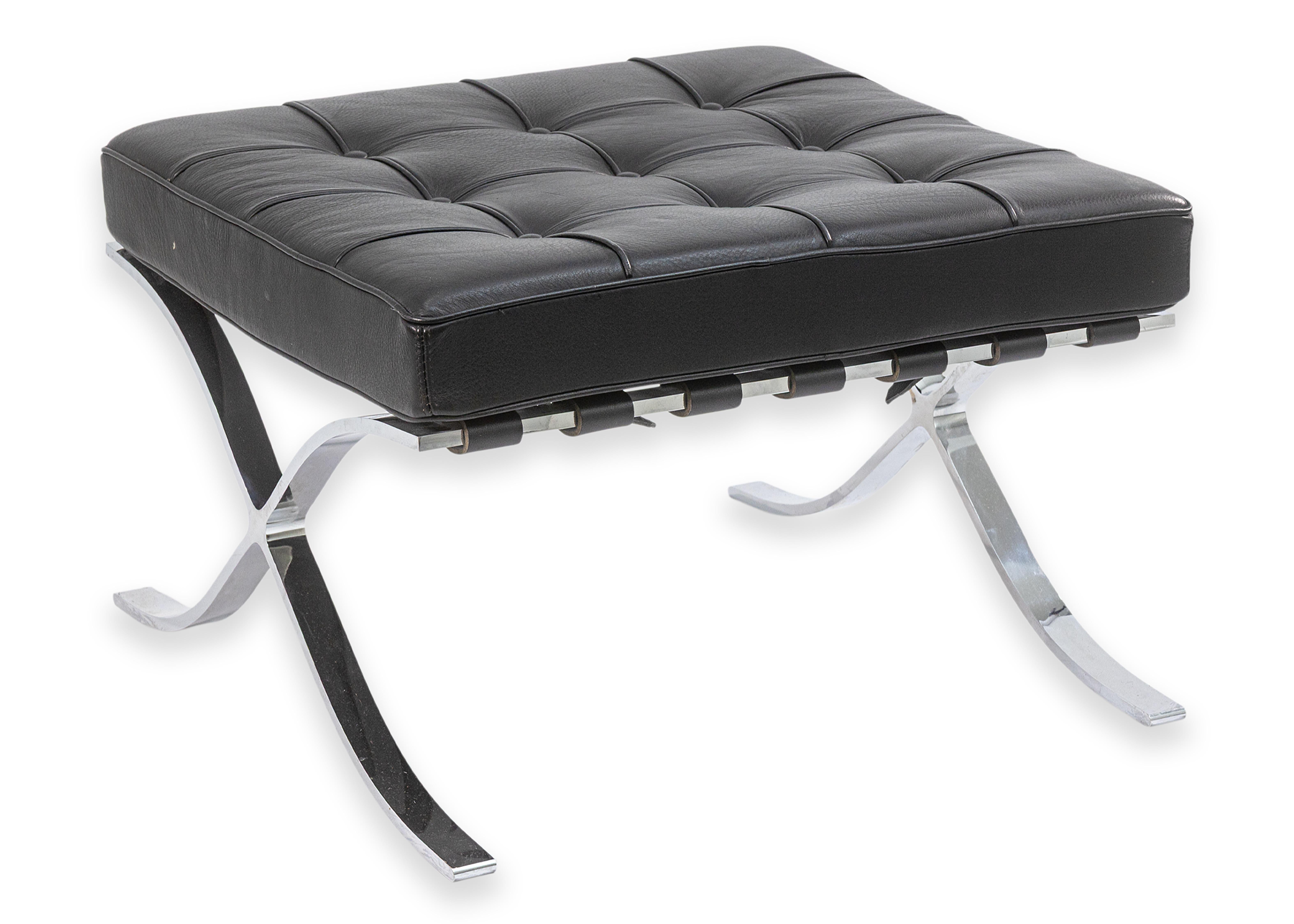 XX secolo Pouf ottomano moderno in stile Barcellona in pelle nera e cromo in vendita