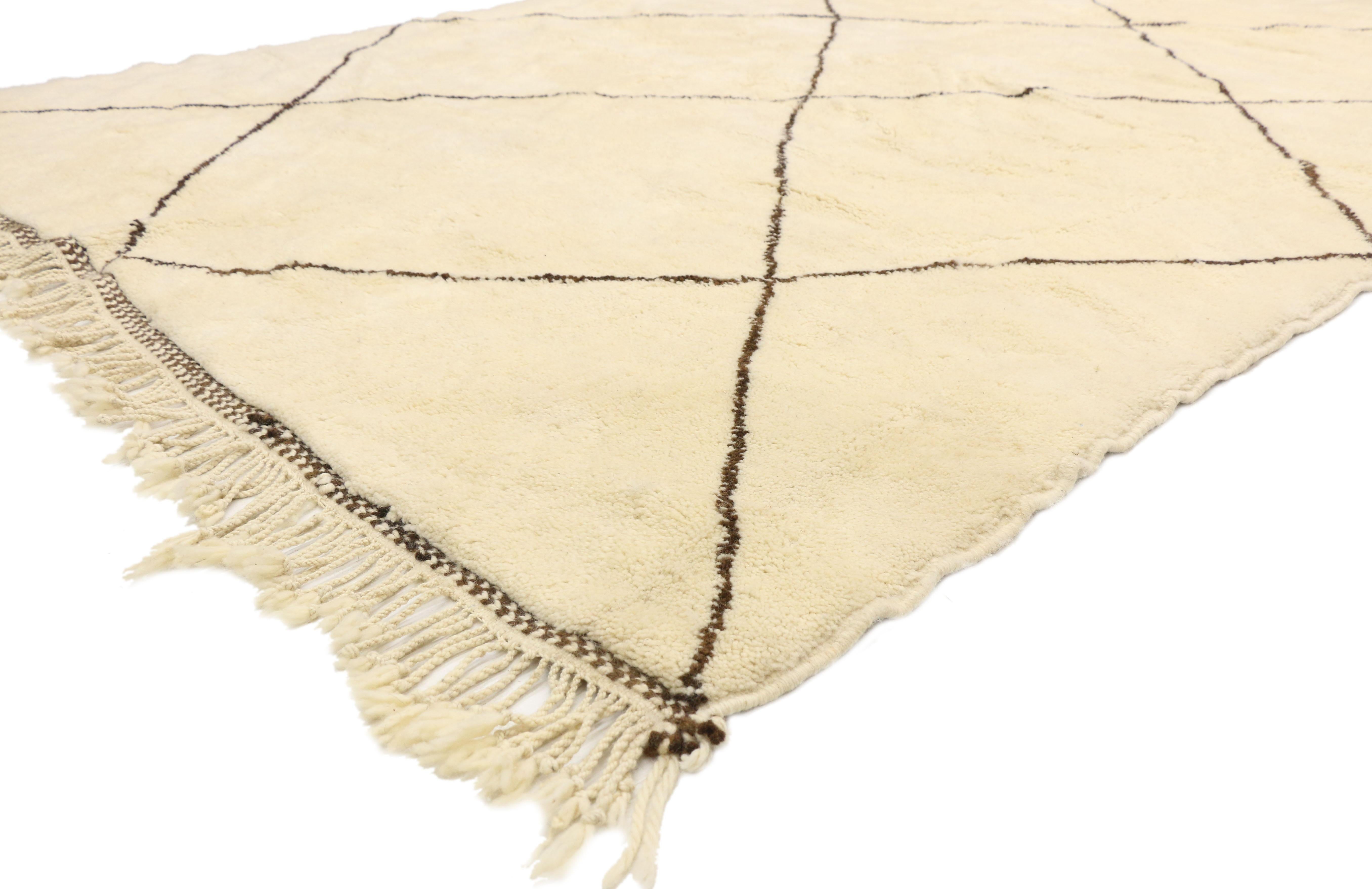 20763 Neuer zeitgenössischer moderner marokkanischer Beni Ourain-Teppich mit minimalistischem Stil und Rautenstreifen. Der moderne marokkanische Beni Ourain-Teppich aus handgeknüpfter Wolle zeichnet sich durch ein rautenförmiges Spaliermuster auf