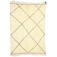 Nouveau tapis marocain Beni Ourain moderne et contemporain de style minimaliste