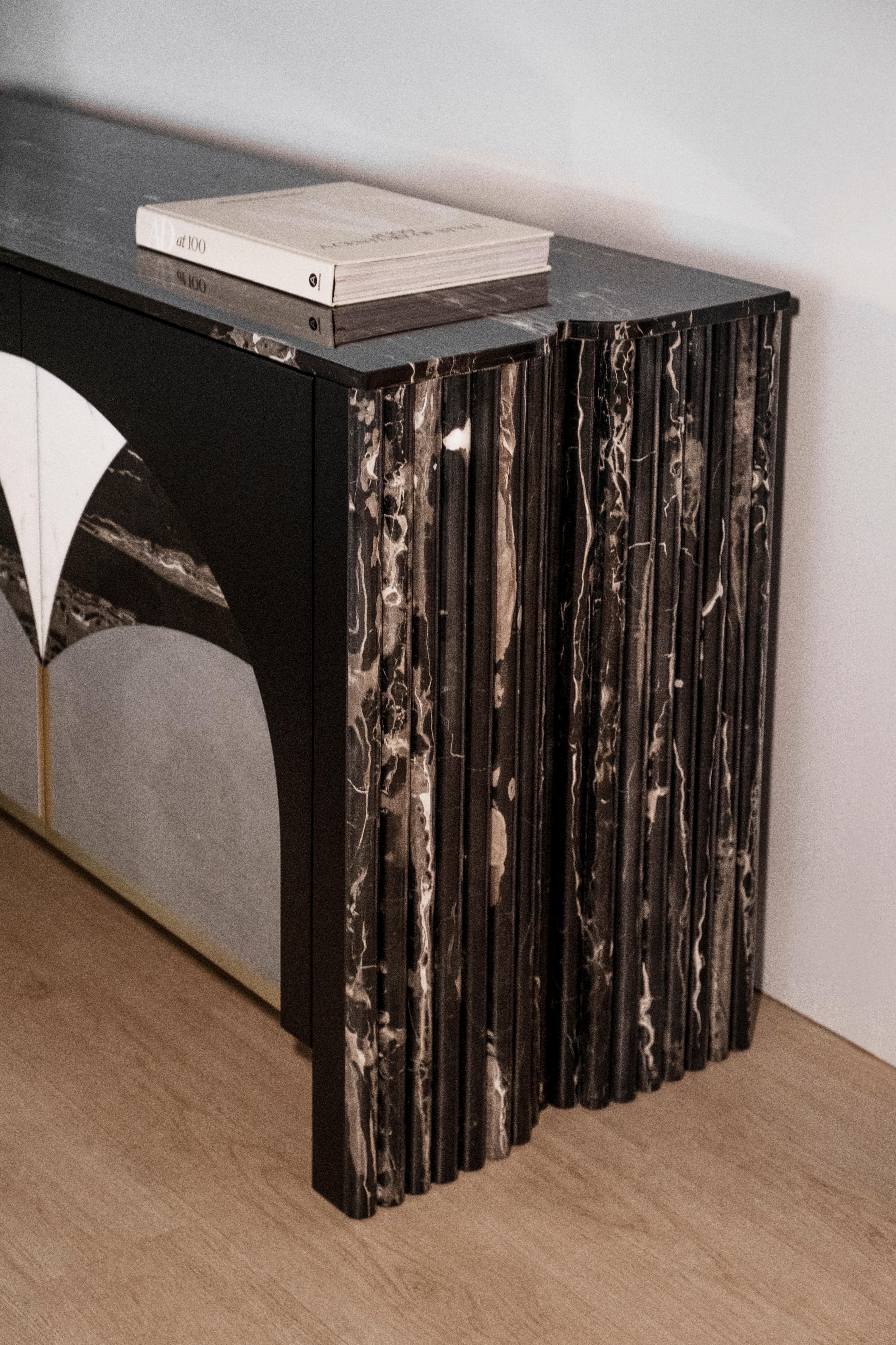 Biloba Sideboard, Contemporary Collection, handgefertigt in Portugal - Europa von Greenapple.

Das von Rute Martins für die Collection'S Contemporary entworfene moderne Sideboard Biloba begann mit der Herausforderung, die grundlegenden Strukturen