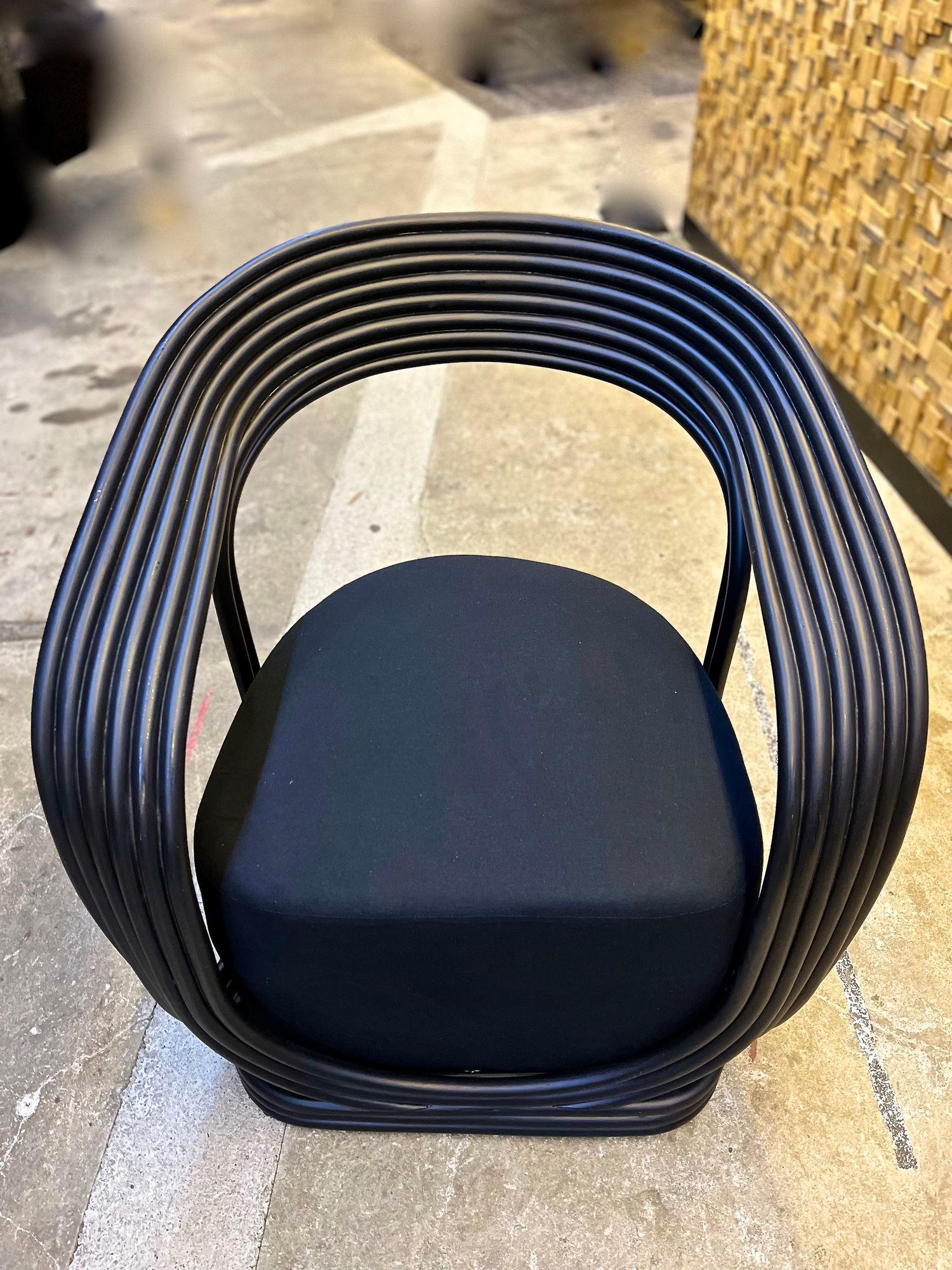 Zeitgenössischer, stilvoller schwarzer Sessel oder Loungesessel von einem indonesischen Künstler. Dieser unglaublich designte, moderne Sessel besticht durch seine formschönen, breiten Linien. Aufwändig aus gebogenem Bambus gefertigt und schwarz