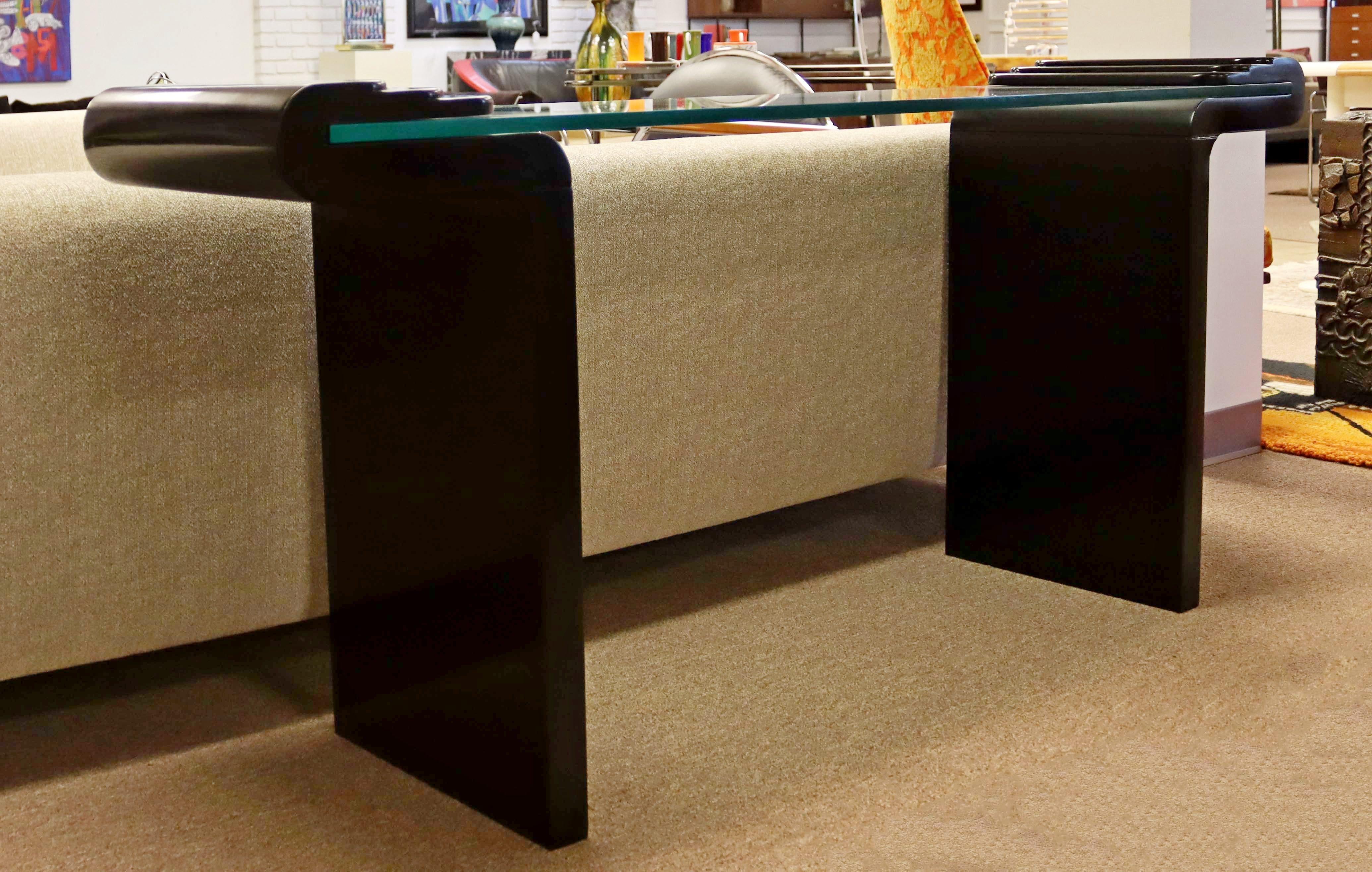 Contemporary Modern Black Lacquer & Glass Curved Console Table, 1980s In Good Condition In Keego Harbor, MI