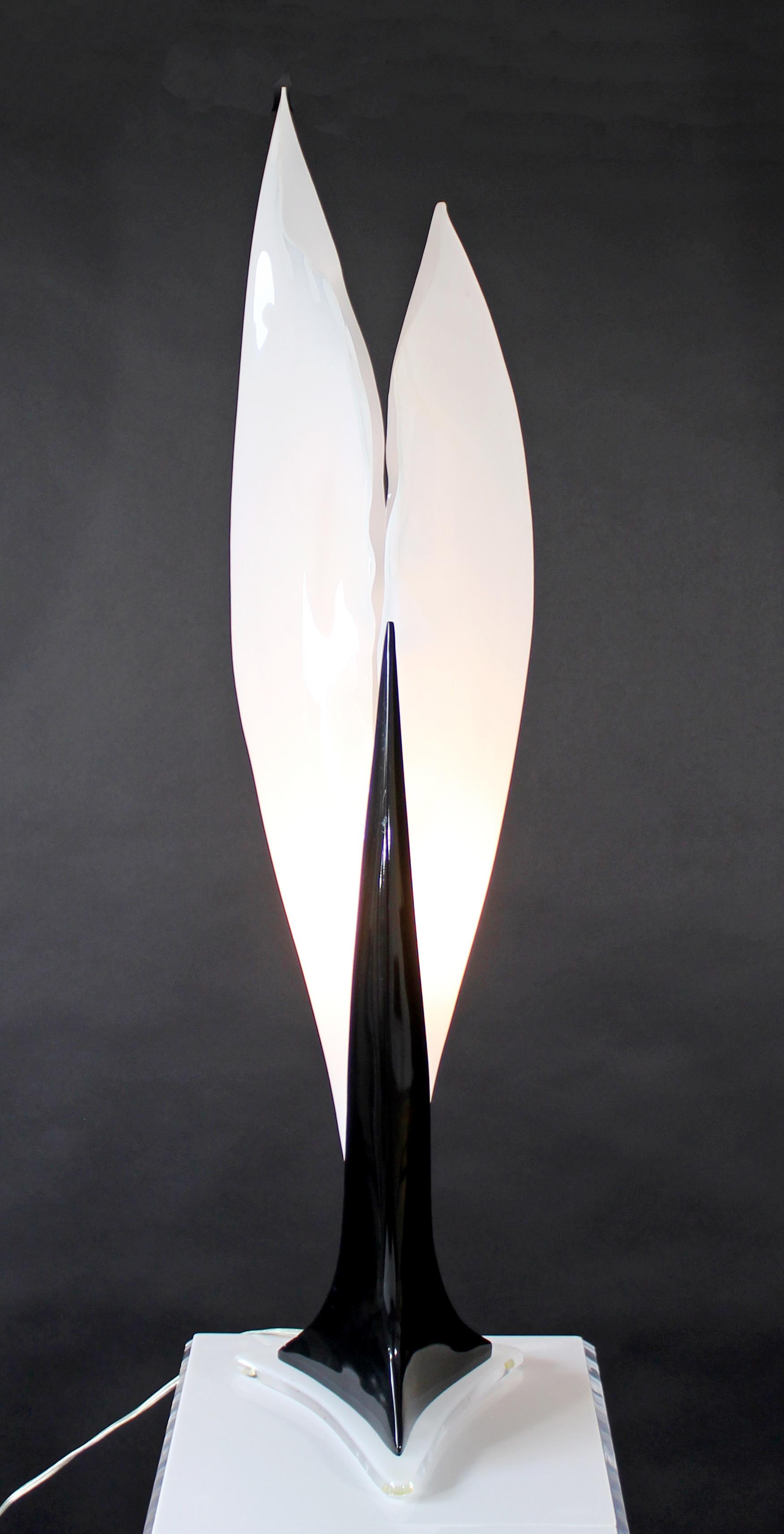 For your consideration is a delicate looking, acrylic flower table lamp, in the Rougier style, circa the 1980s. In good condition. The dimensions are 9.5