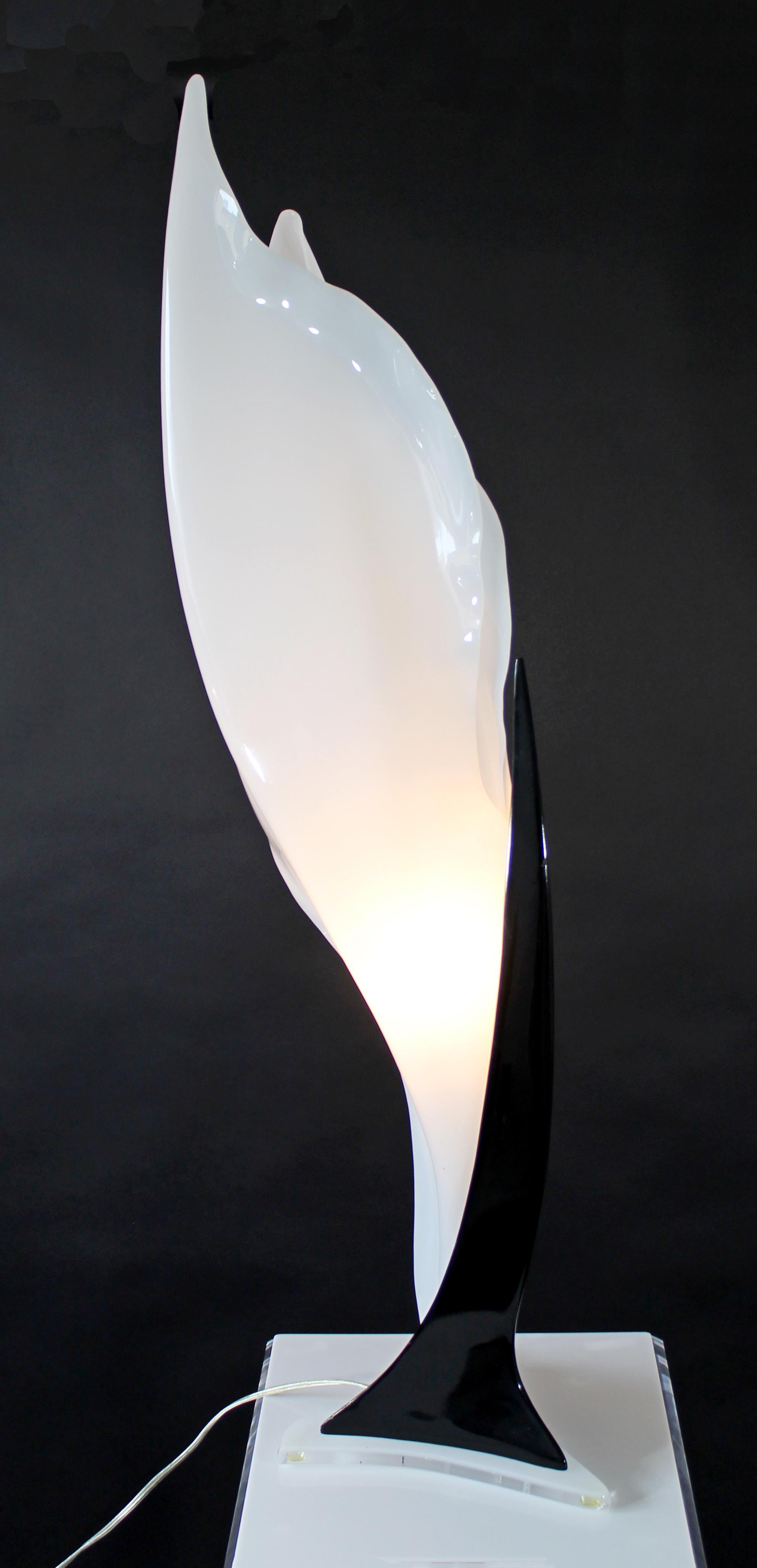 Contemporary Modern Black & White Rougier Style Table Lamp 1980s Acrylic Flower In Good Condition In Keego Harbor, MI
