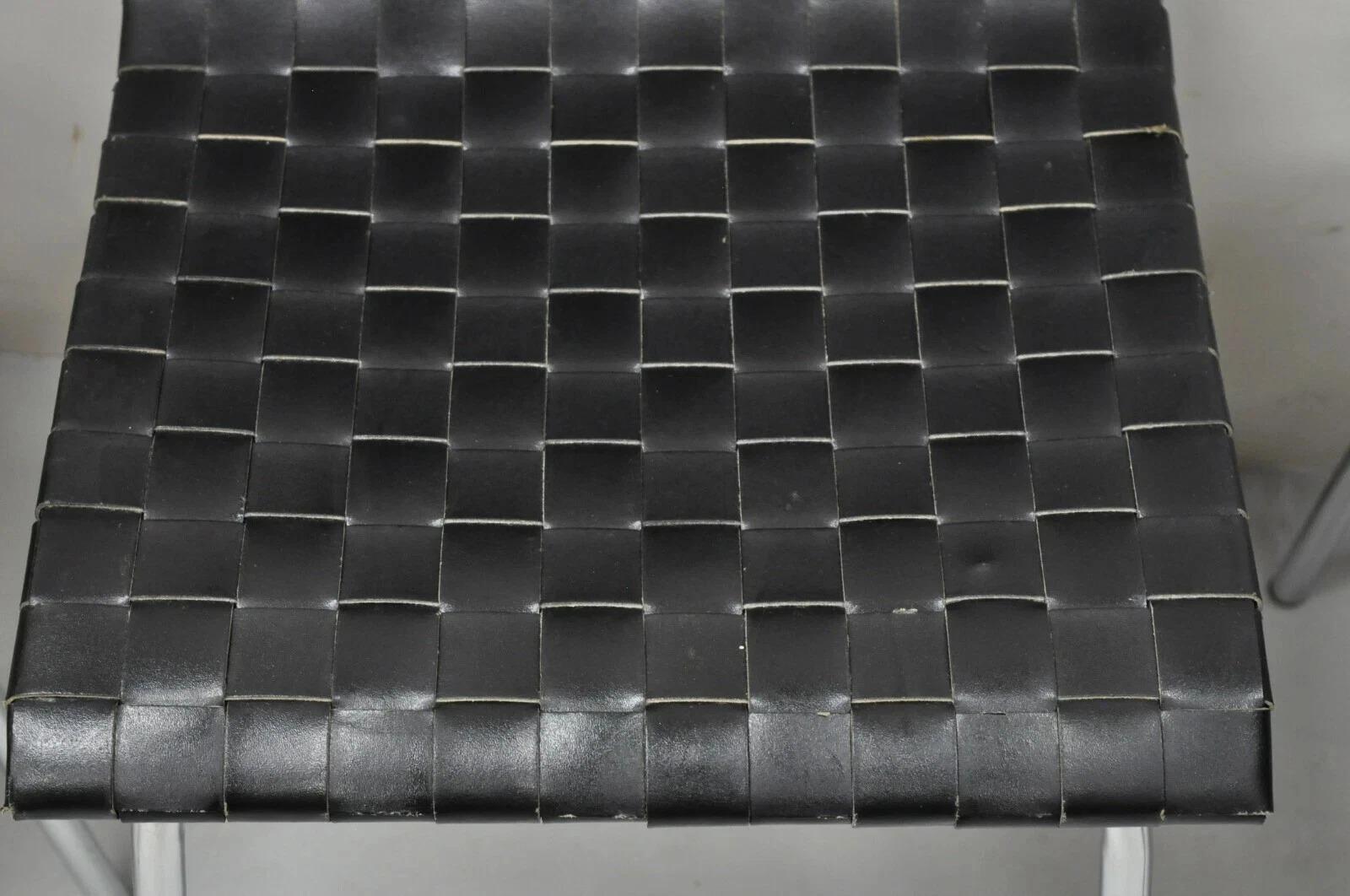 Sillas de Comedor Modernas Contemporáneas de Cuero Negro Tejido y Estructura Cromada - Juego de 4 siglo XX en venta