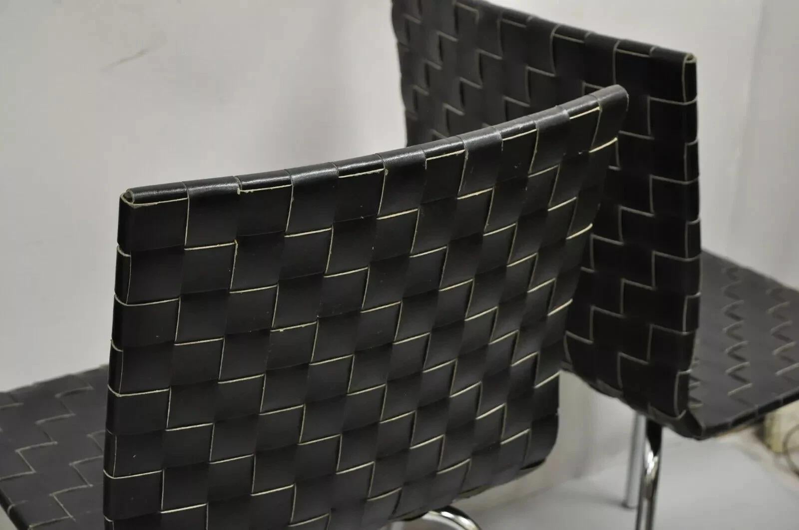 Sillas de Comedor Modernas Contemporáneas de Cuero Negro Tejido y Estructura Cromada - Juego de 4 en venta 1