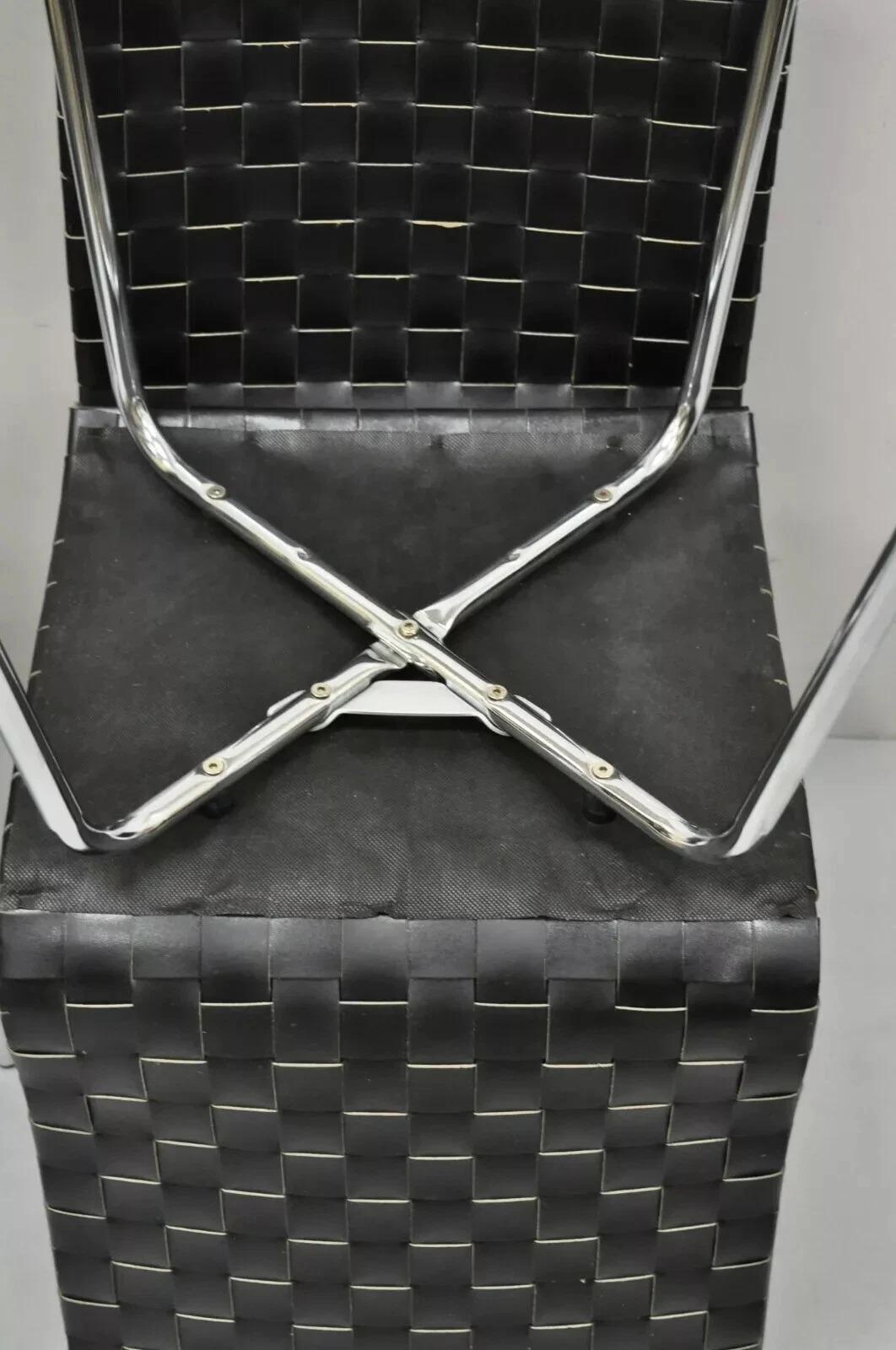Sillas de Comedor Modernas Contemporáneas de Cuero Negro Tejido y Estructura Cromada - Juego de 4 en venta 2