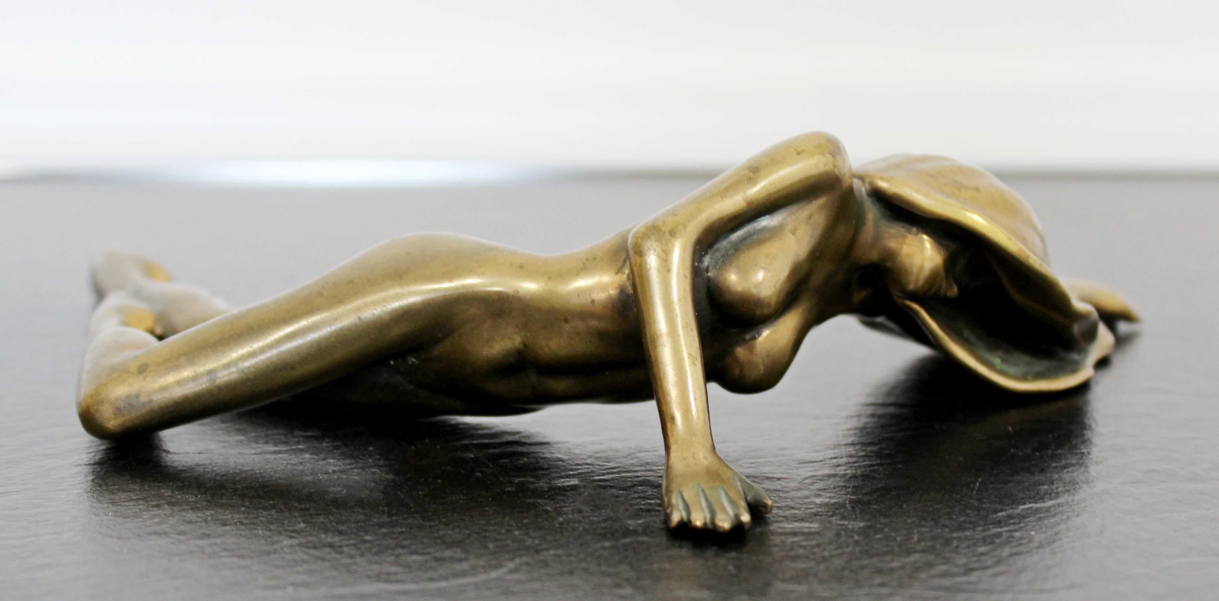 For your consideration is a ravishing, reclining nude, bronze table sculpture, signed by Tom Bennett numbered 132/250, dated 1989. In excellent condition. The dimensions are 9