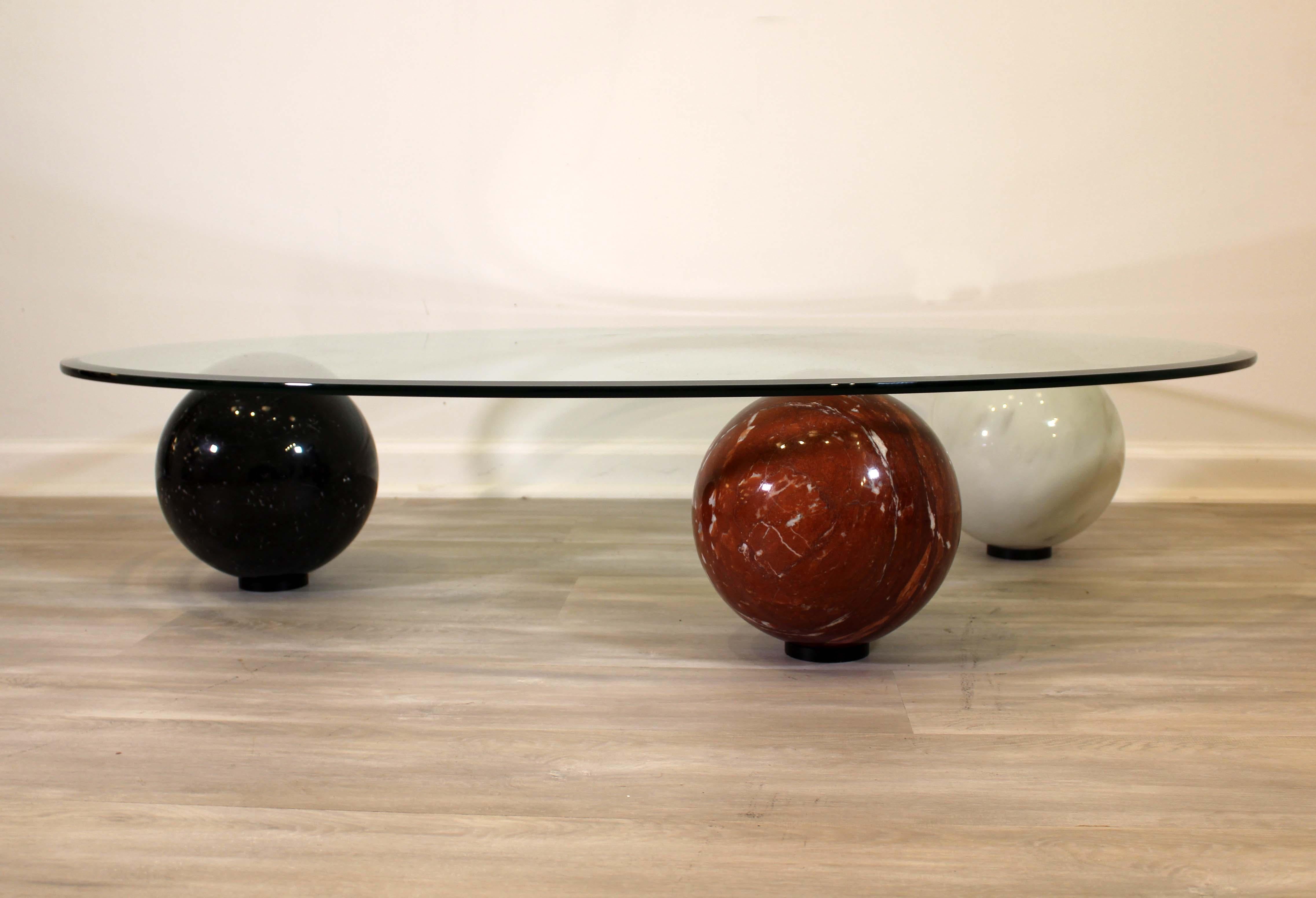 A beautiful marble and glass coffee table by Cattelan Italia, 1990's in the style of Massimo Vignelli. Three colored marbled balls. In very good condition. Dimensions: 58