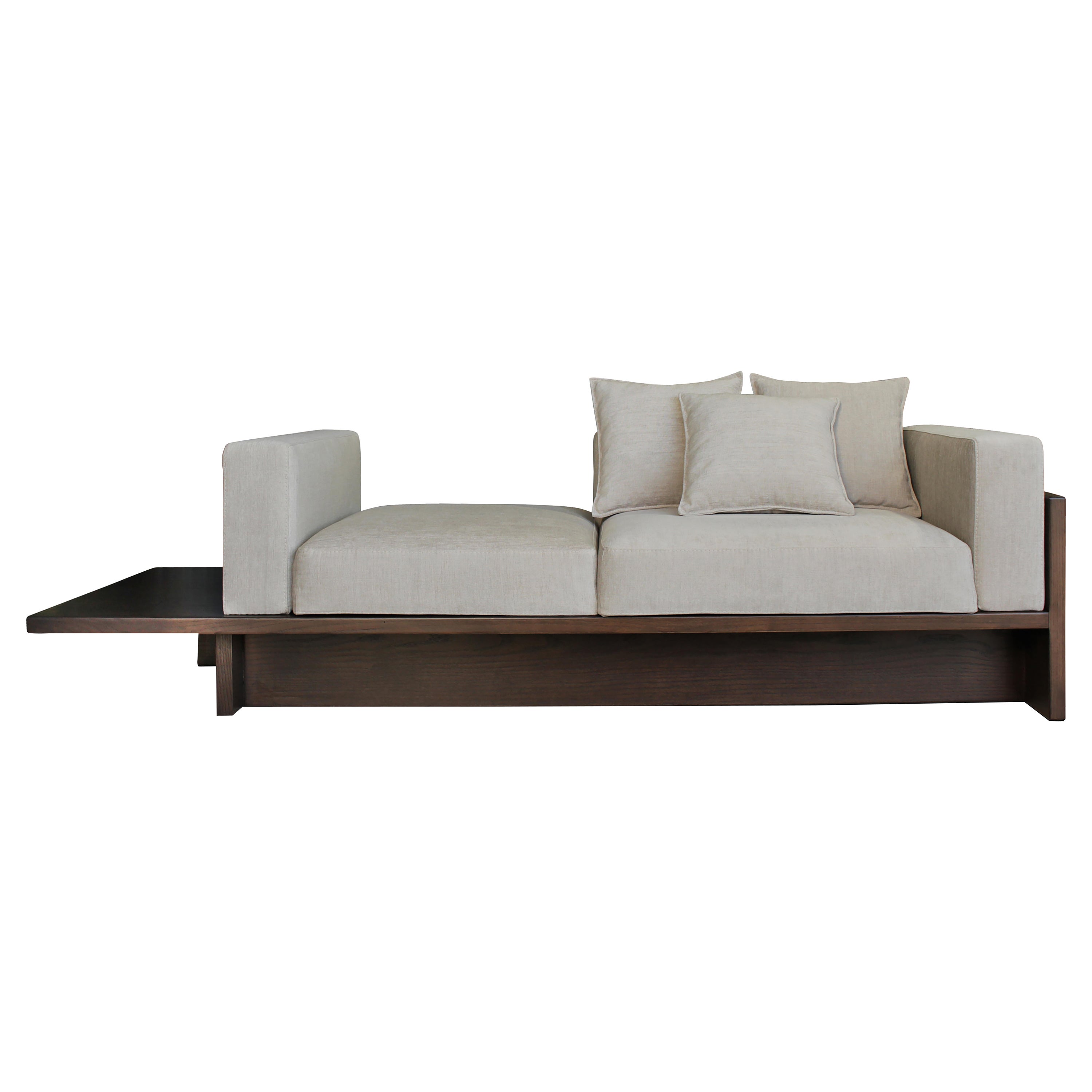 Sofá moderno contemporáneo Chaplin de tela blanca y roble oscuro by Collector Studio en venta