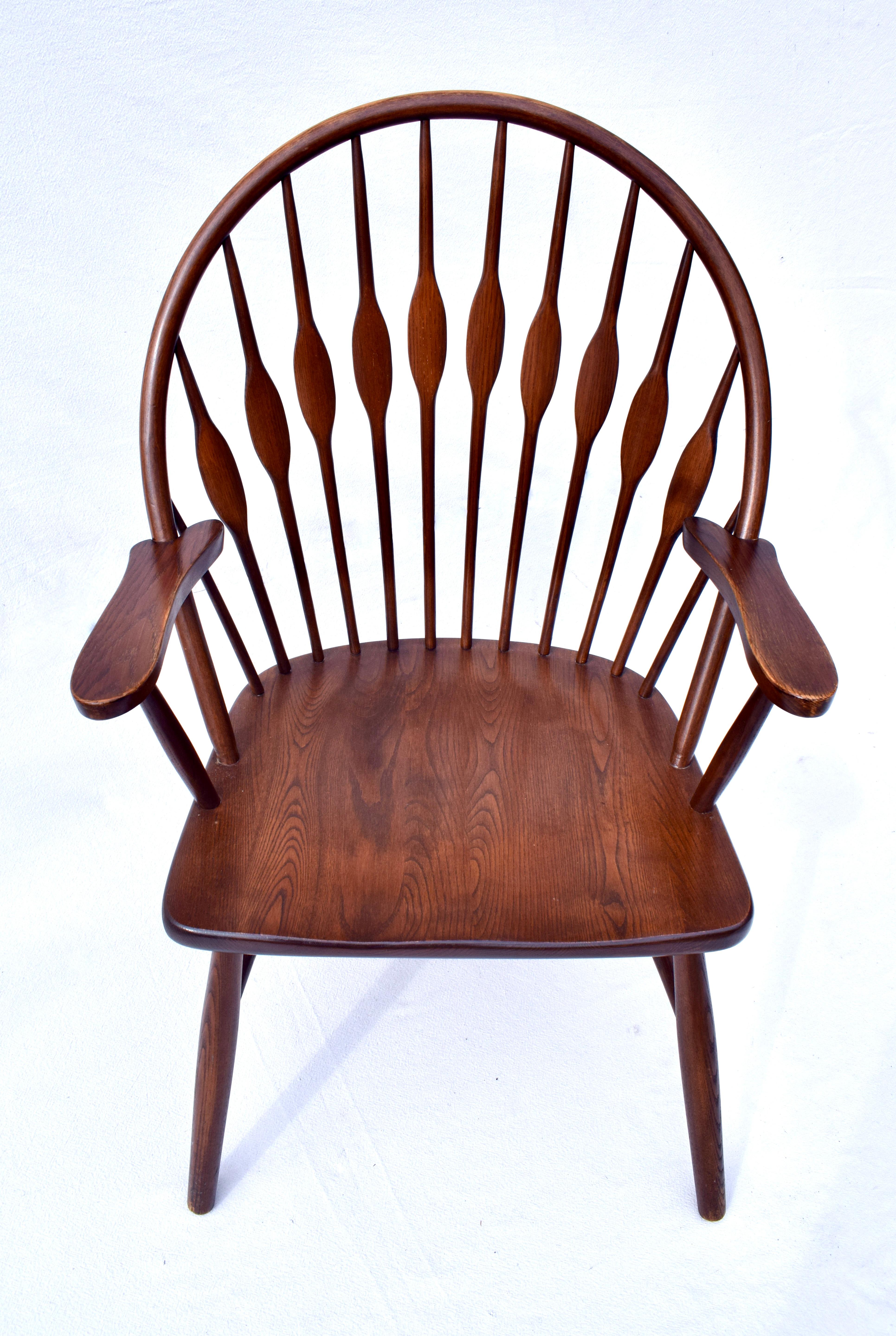 Paire de chaises Windsor en bois courbé de la société FW Lombard du Massachusetts, reprenant le style unique de la chaise Peacock de Hans Wegner, datant du milieu du siècle dernier. Élégant, solide et extrêmement confortable. Chaque chaise porte