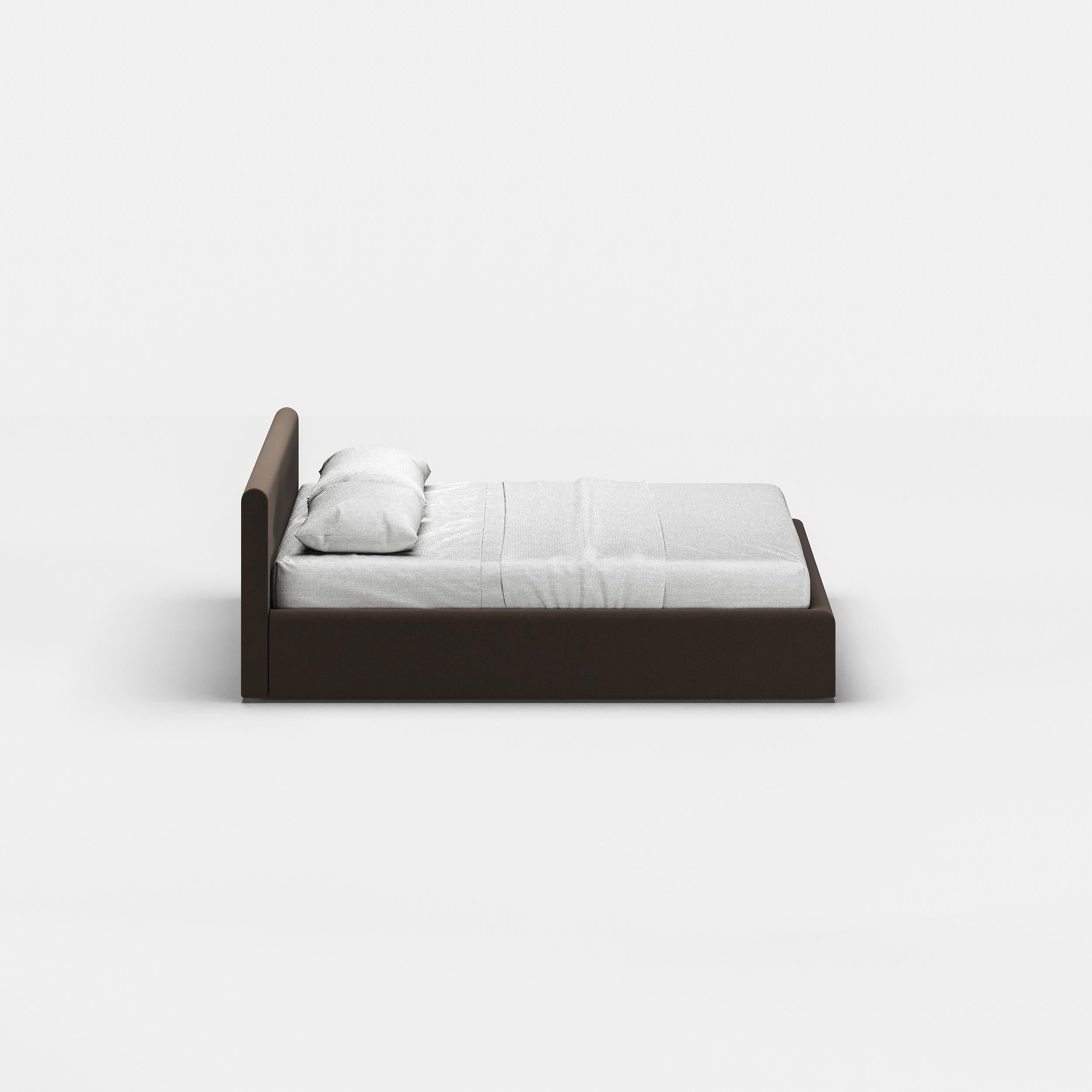 La cama Chiaro está diseñada para interiores minimalistas. 

Las formas redondas y suaves parecen resaltar los materiales y la textura. 
Como con todos los productos, utilizamos materiales de alta calidad.

Chiaro es una cama versátil porque podemos