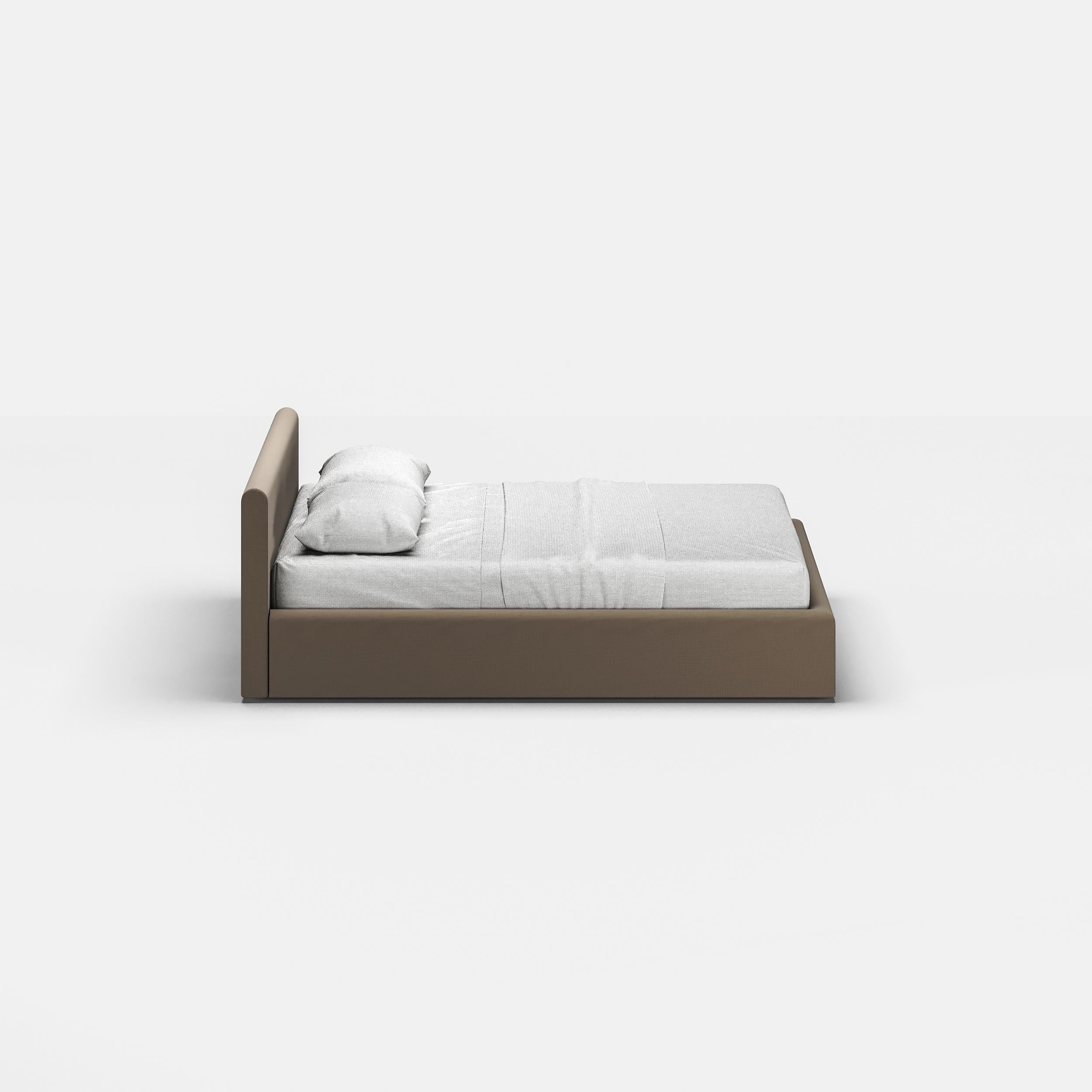 La cama Chiaro está diseñada para interiores minimalistas. 

Las formas redondas y suaves parecen resaltar los materiales y la textura. 
Como con todos los productos, utilizamos materiales de alta calidad.

Chiaro es una cama versátil porque podemos