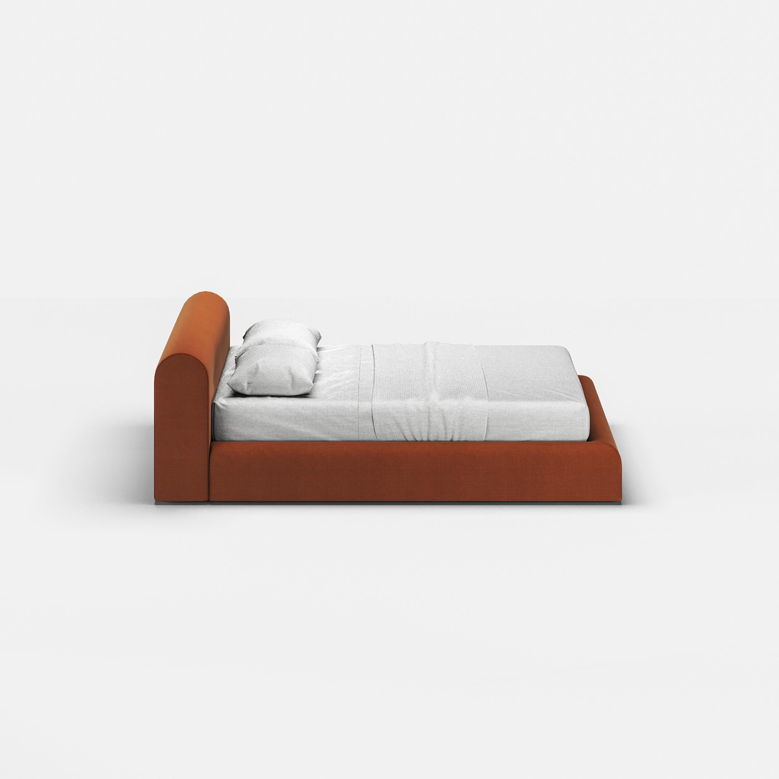 Le lit Chiaro est conçu pour les intérieurs minimalistes. 

Les formes rondes et douces semblent mettre l'accent sur les matériaux et la texture. 
Comme pour tous les produits, nous utilisons des matériaux de haute qualité.

Canaro est un lit