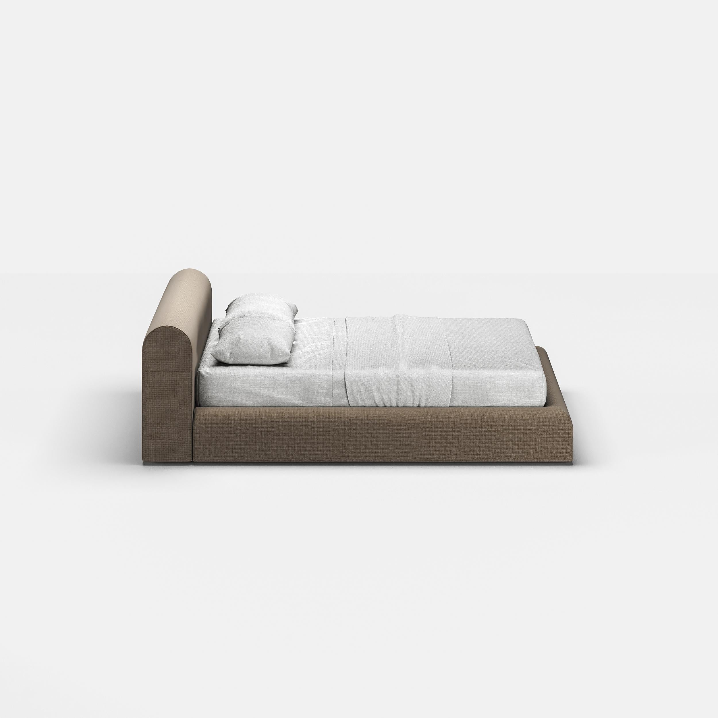 Le lit Chiaro est conçu pour les intérieurs minimalistes. 

Les formes rondes et douces semblent mettre l'accent sur les matériaux et la texture. 
Comme pour tous les produits, nous utilisons des matériaux de haute qualité.

Canaro est un lit