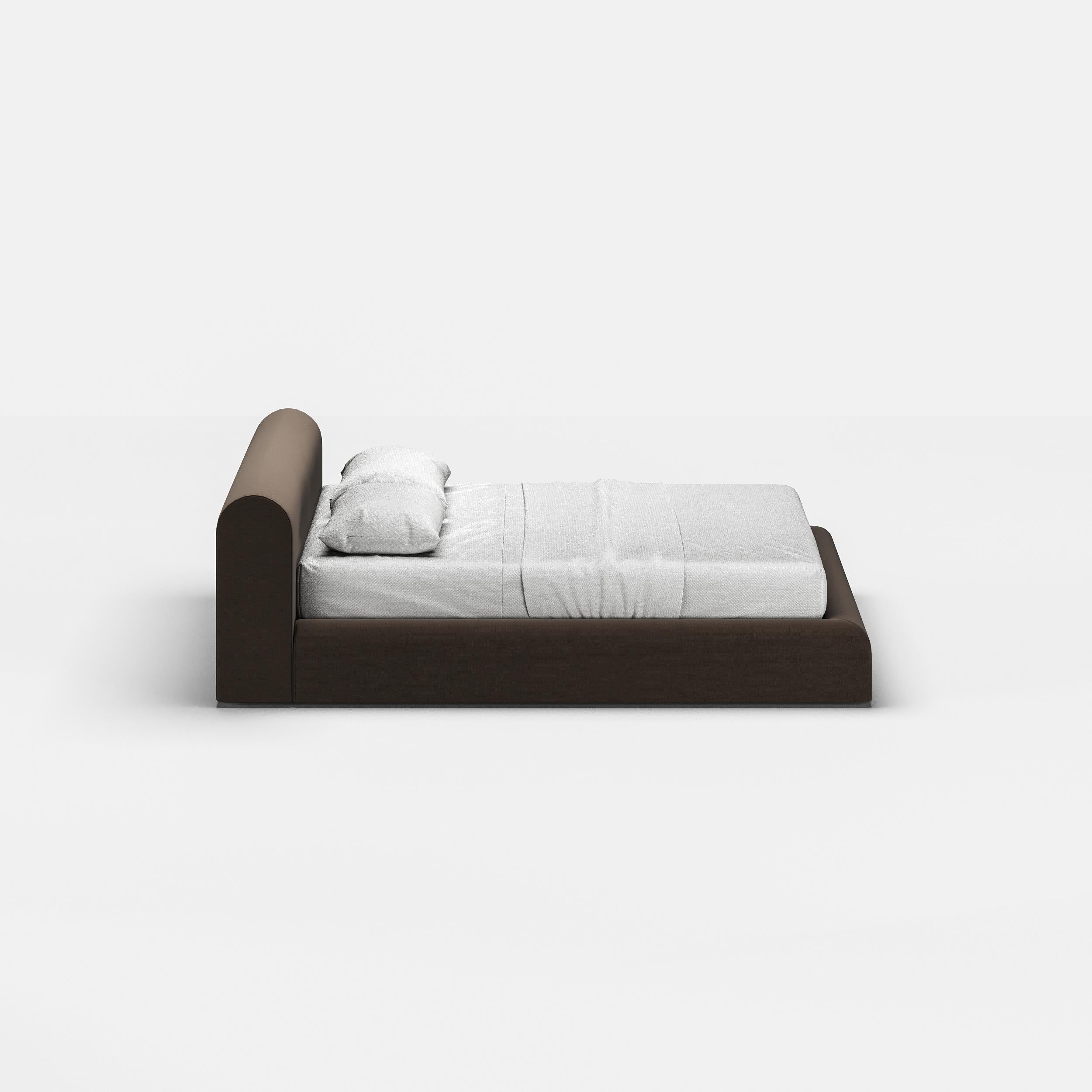 Le lit Chiaro est conçu pour les intérieurs minimalistes. 

Les formes rondes et douces semblent mettre l'accent sur les matériaux et la texture. 
Comme pour tous les produits, nous utilisons des matériaux de haute qualité.

Canaro est un lit