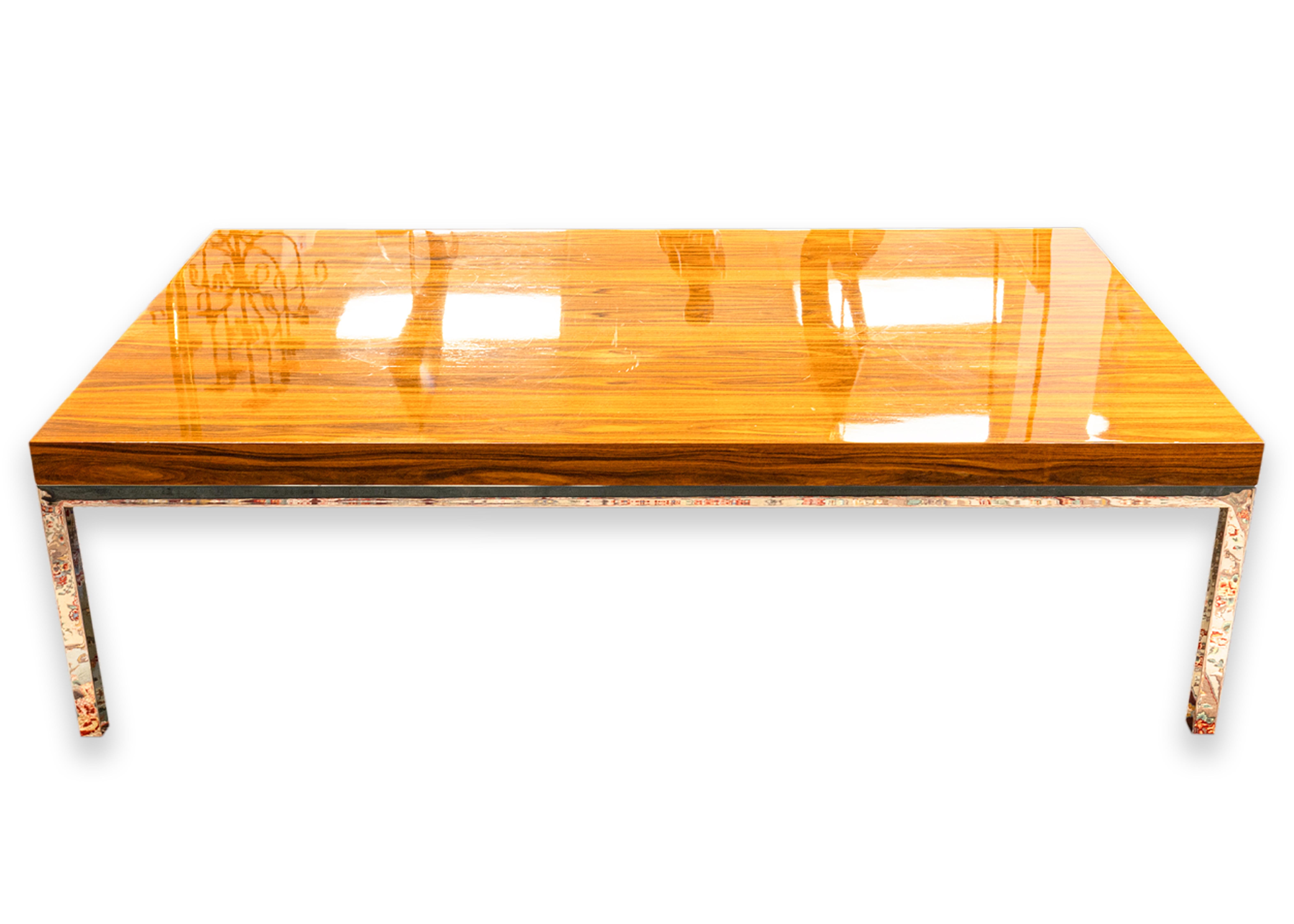 Table basse en bois de noyer à base chromée. Cette magnifique table basse présente un design rectangulaire classique. Sa base est en métal chromé poli avec des pieds carrés. Le plateau de la table est un épais morceau de placage de bois de noyer,