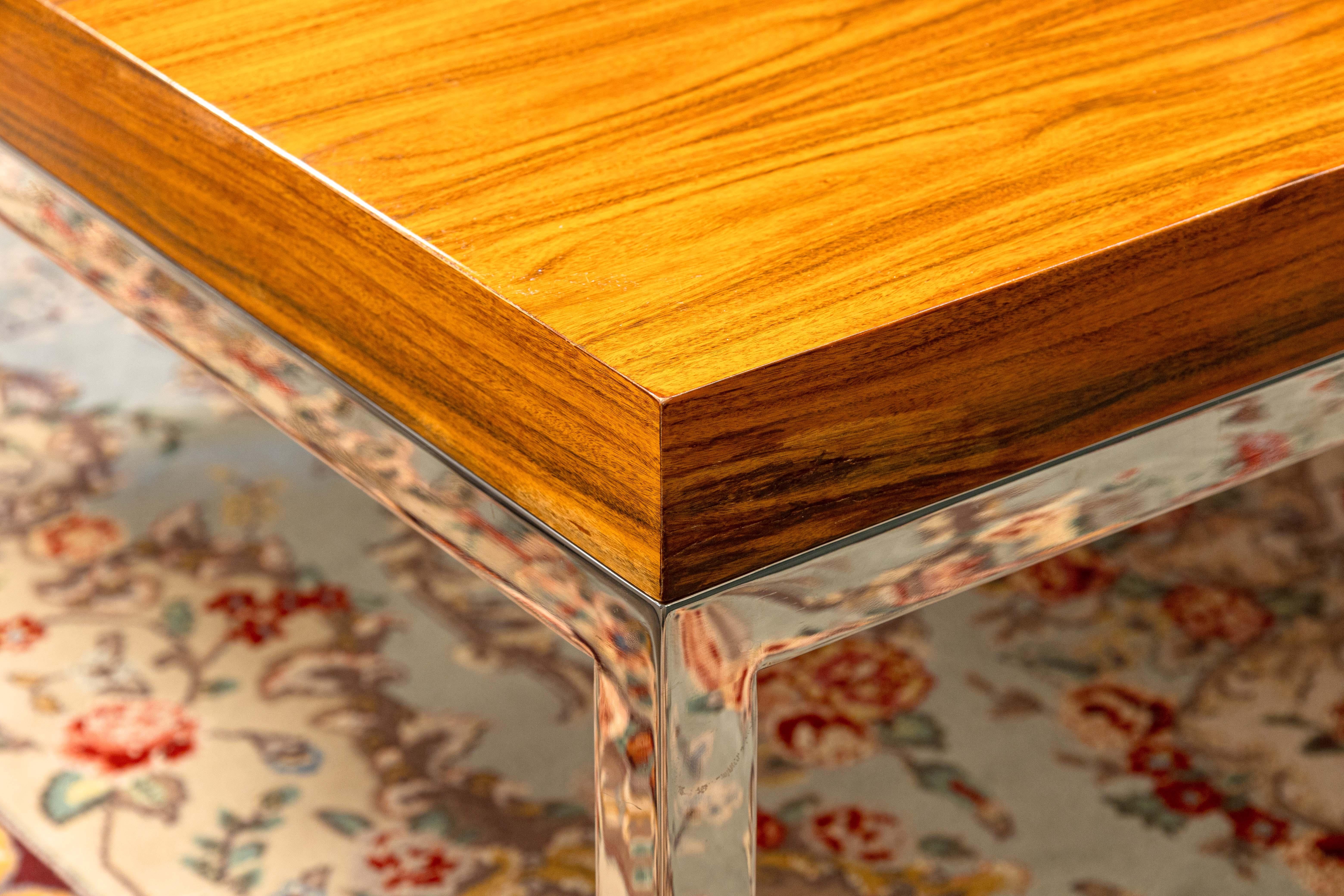 Table basse contemporaine moderne à base chromée en placage de bois de noyer laqué Bon état - En vente à Keego Harbor, MI