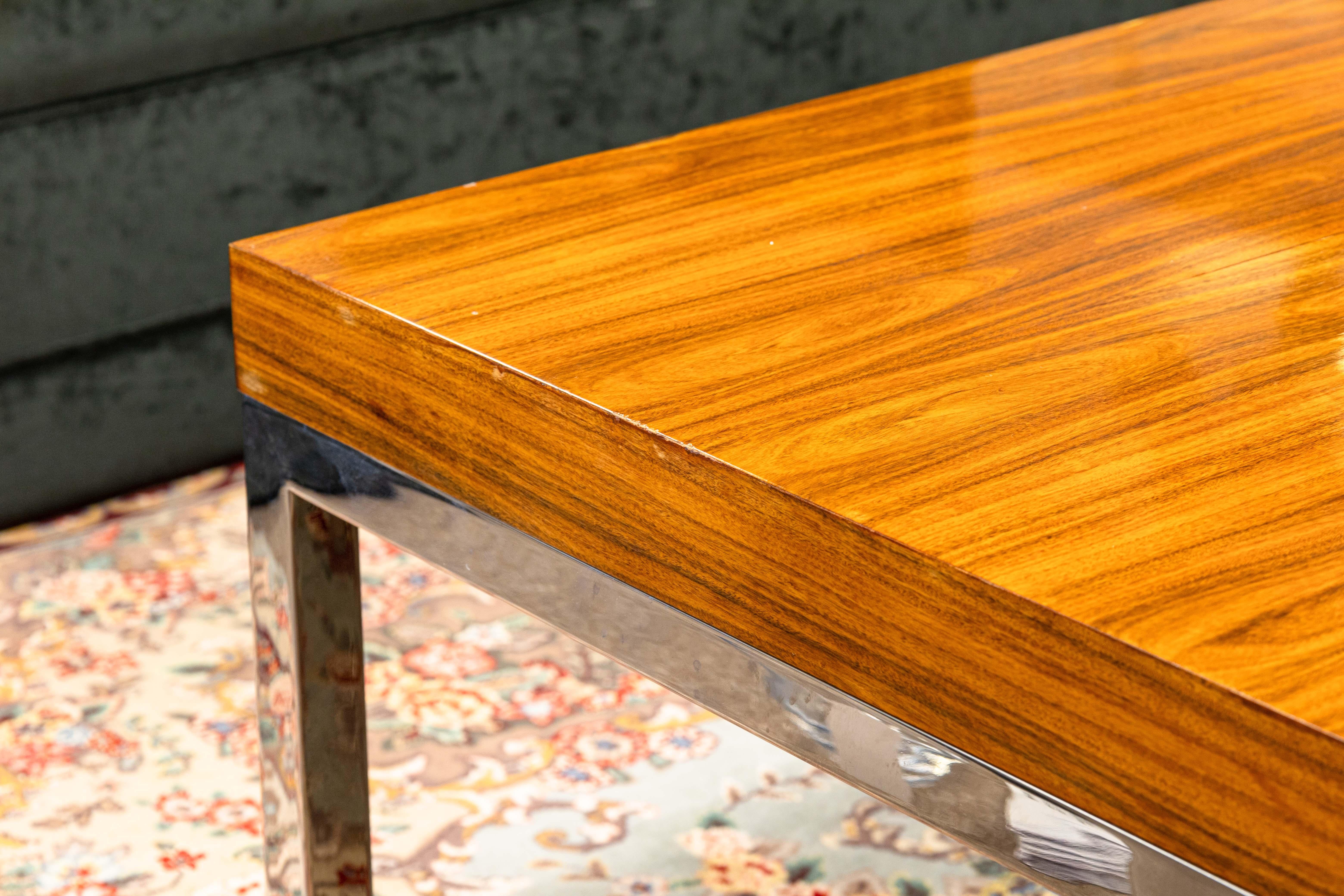 20ième siècle Table basse contemporaine moderne à base chromée en placage de bois de noyer laqué en vente
