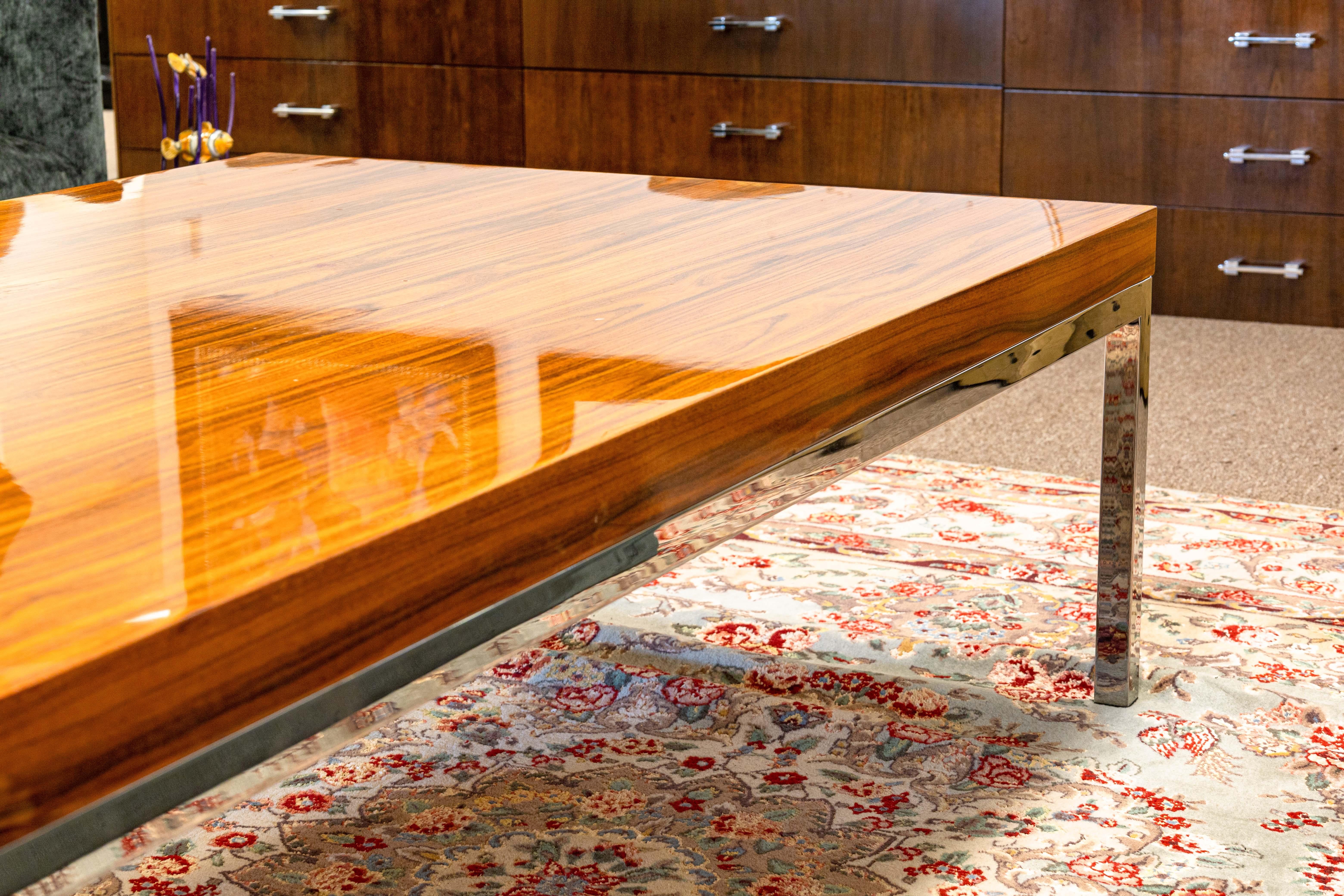 Table basse contemporaine moderne à base chromée en placage de bois de noyer laqué en vente 1