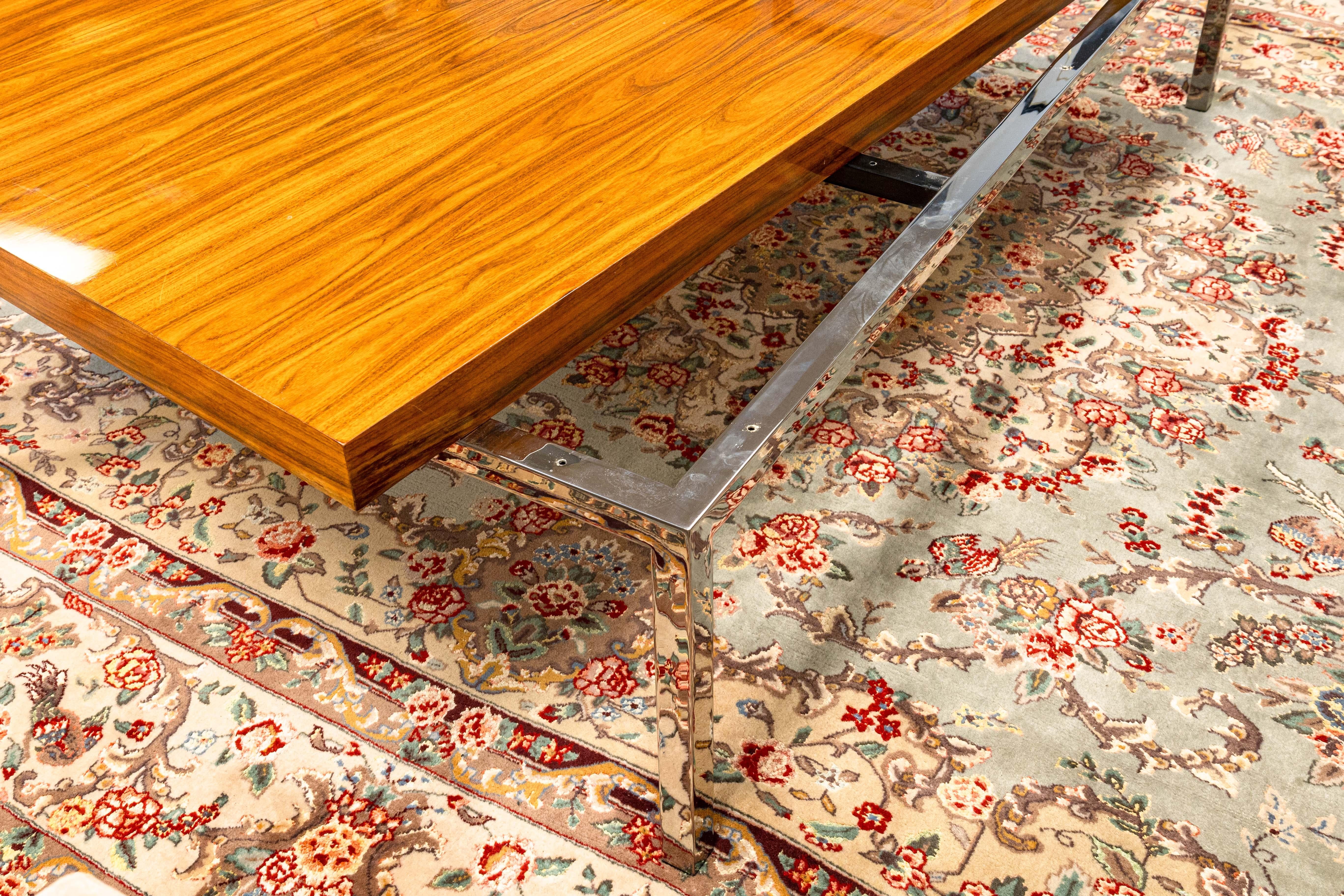 Table basse contemporaine moderne à base chromée en placage de bois de noyer laqué en vente 2