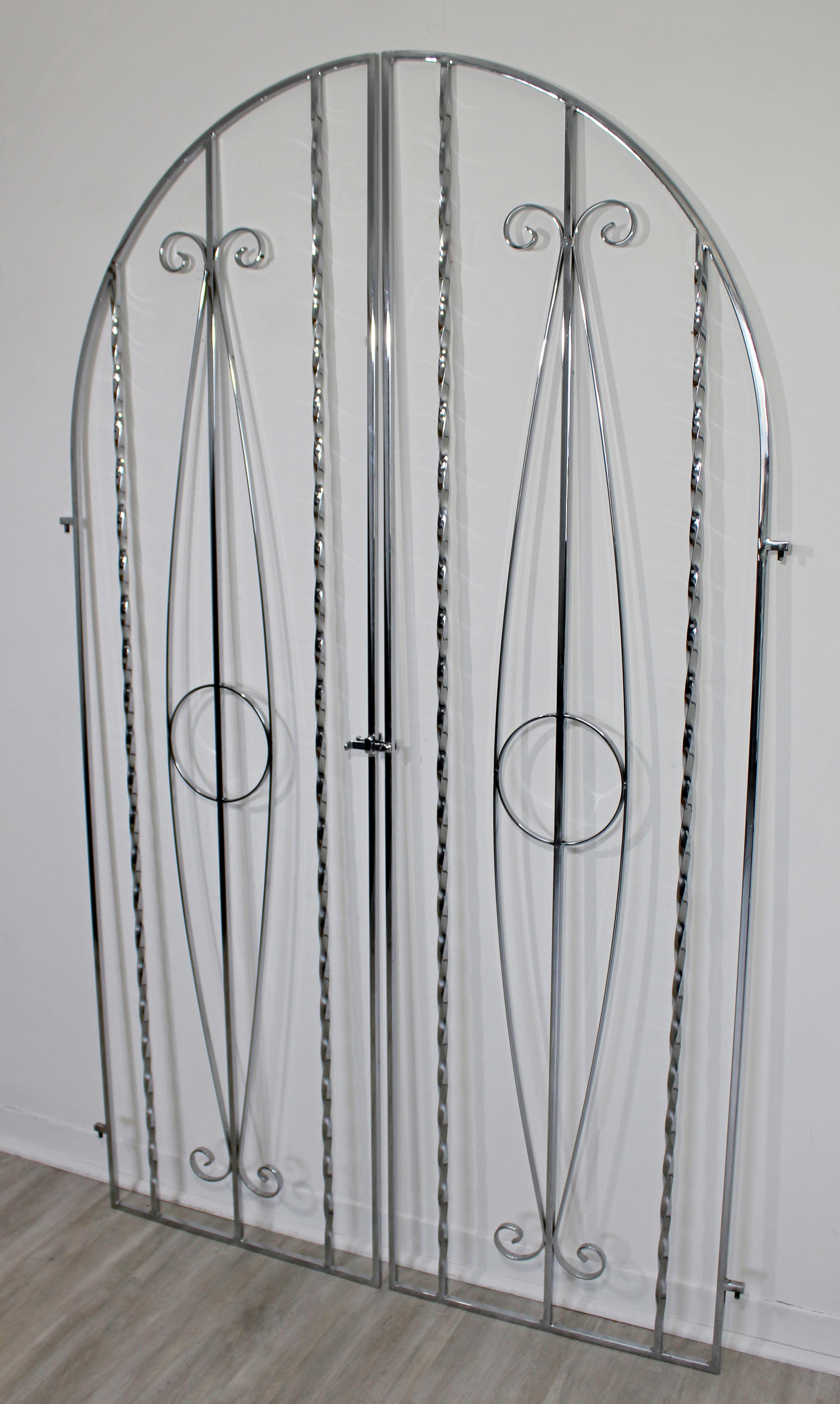 Pour votre considération, voici une fantastique paire de portes ou de portillons, en chrome, à placer dans une porte. En parfait état. Les dimensions de chaque côté sont de 23