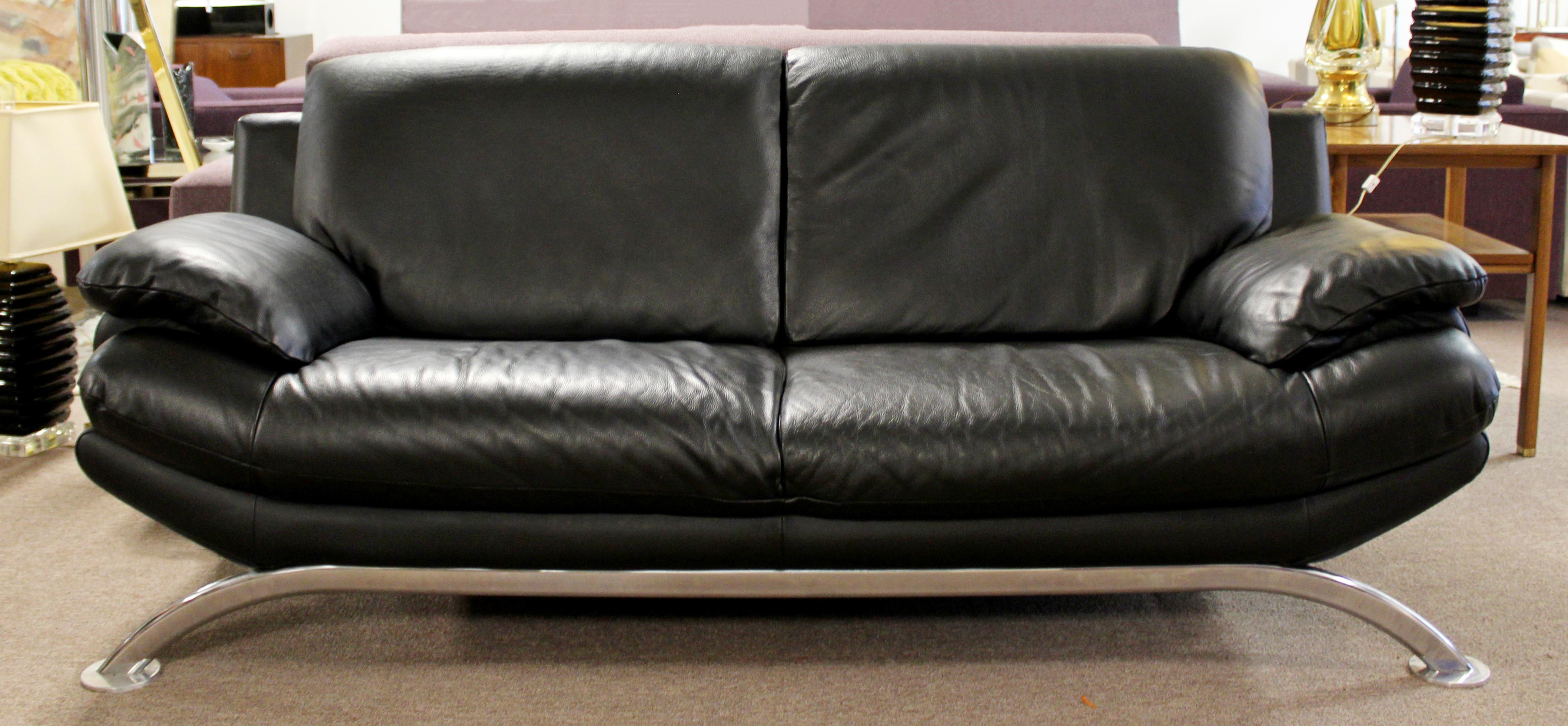 For your consideration is an exceptional, architectural sofa, made of chrome and with black leather upholstery by Roche Bobois, 1980s. In very good vintage condition. The dimensions are 79