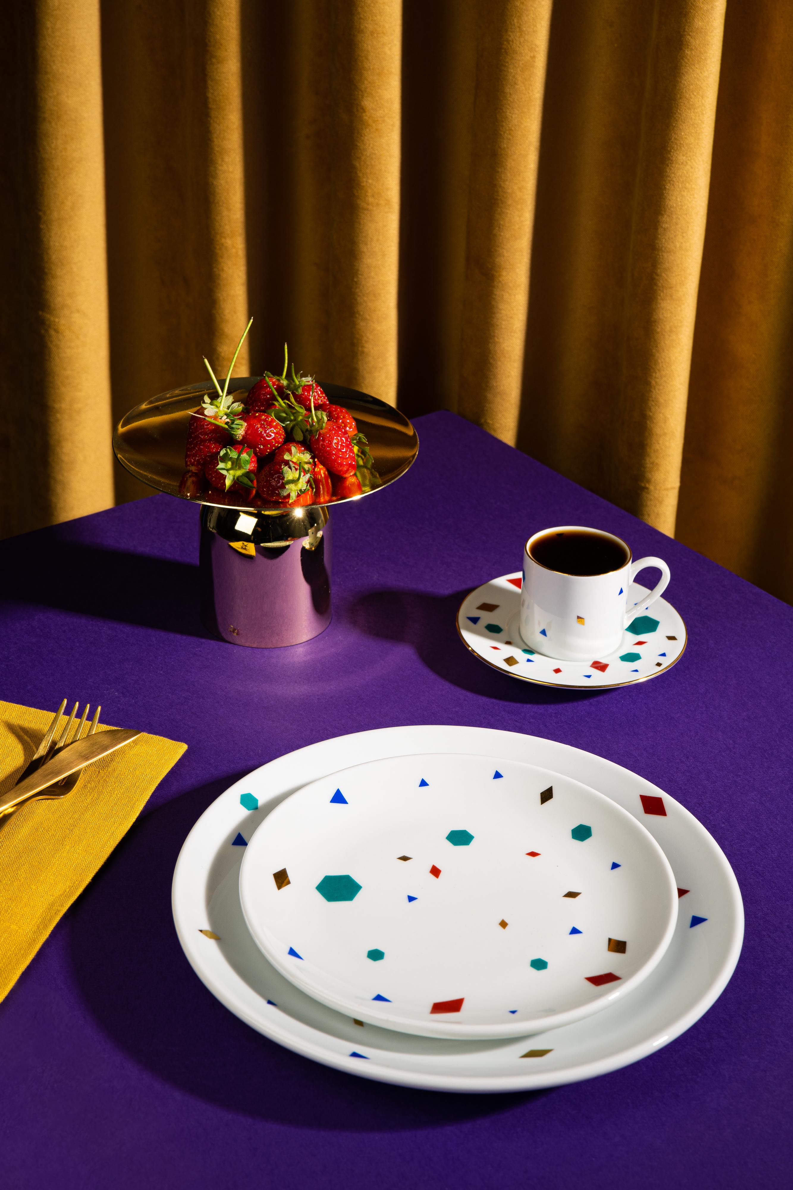 XXIe siècle et contemporain Tasse à café et soucoupe en porcelaine moderne contemporaine décorée ini, 90 ml, lot de 2  en vente