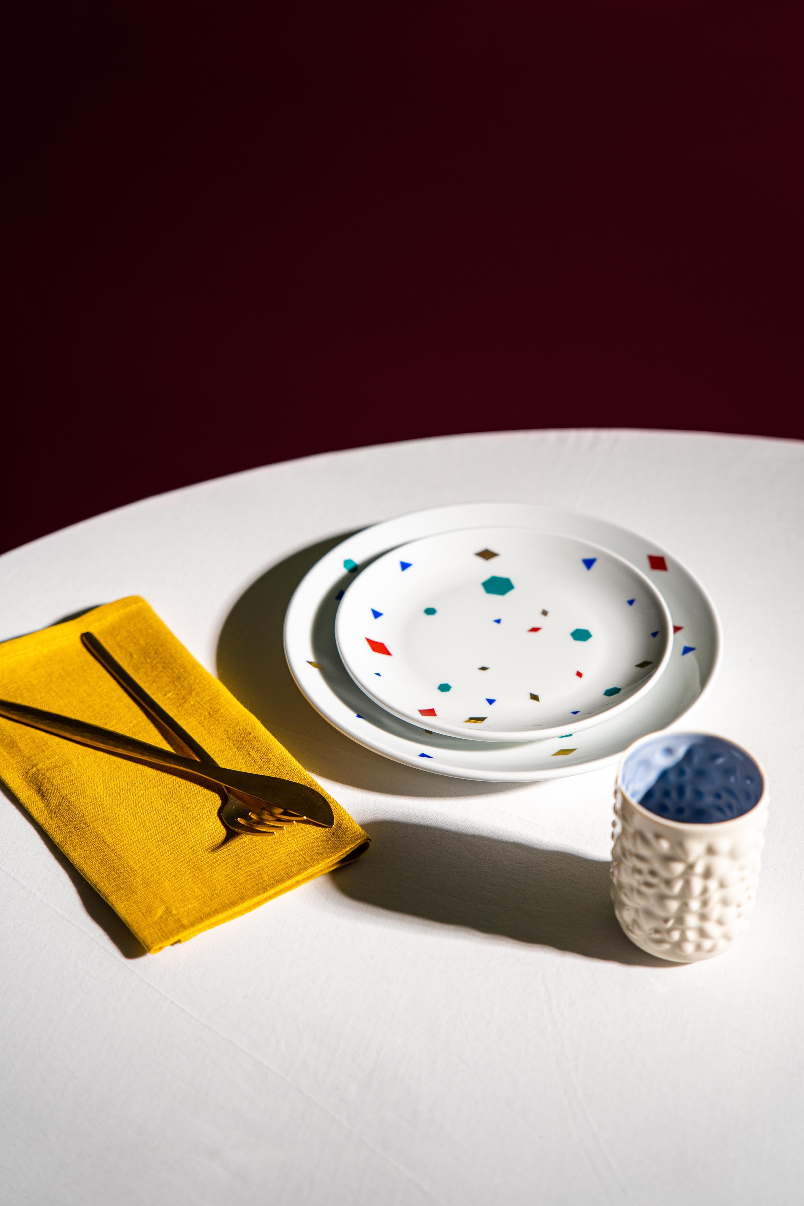Turc Assiette à déjeuner moderne contemporaine en porcelaine ini, décorée sur les deux, lot de 6 en vente